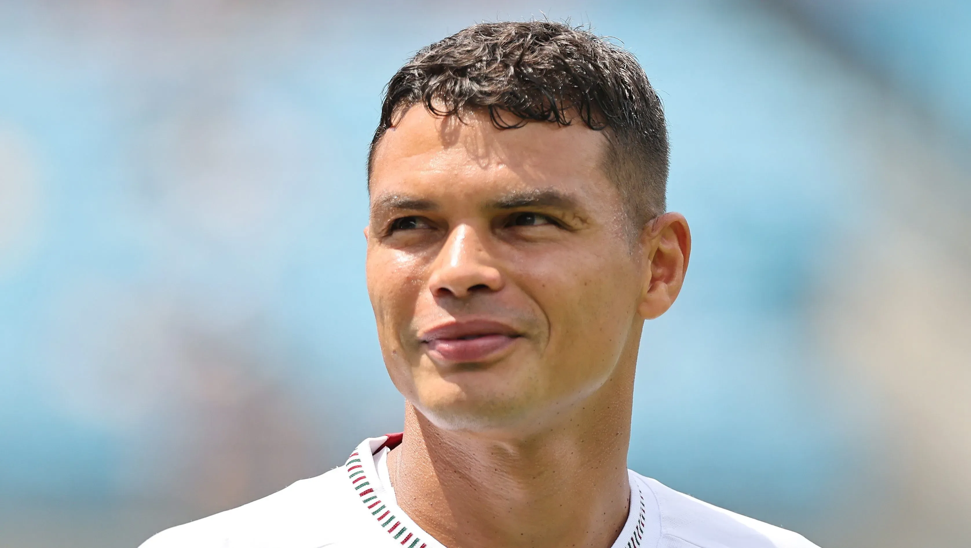Thiago Silva com uma expressão feliz e olhando para cima