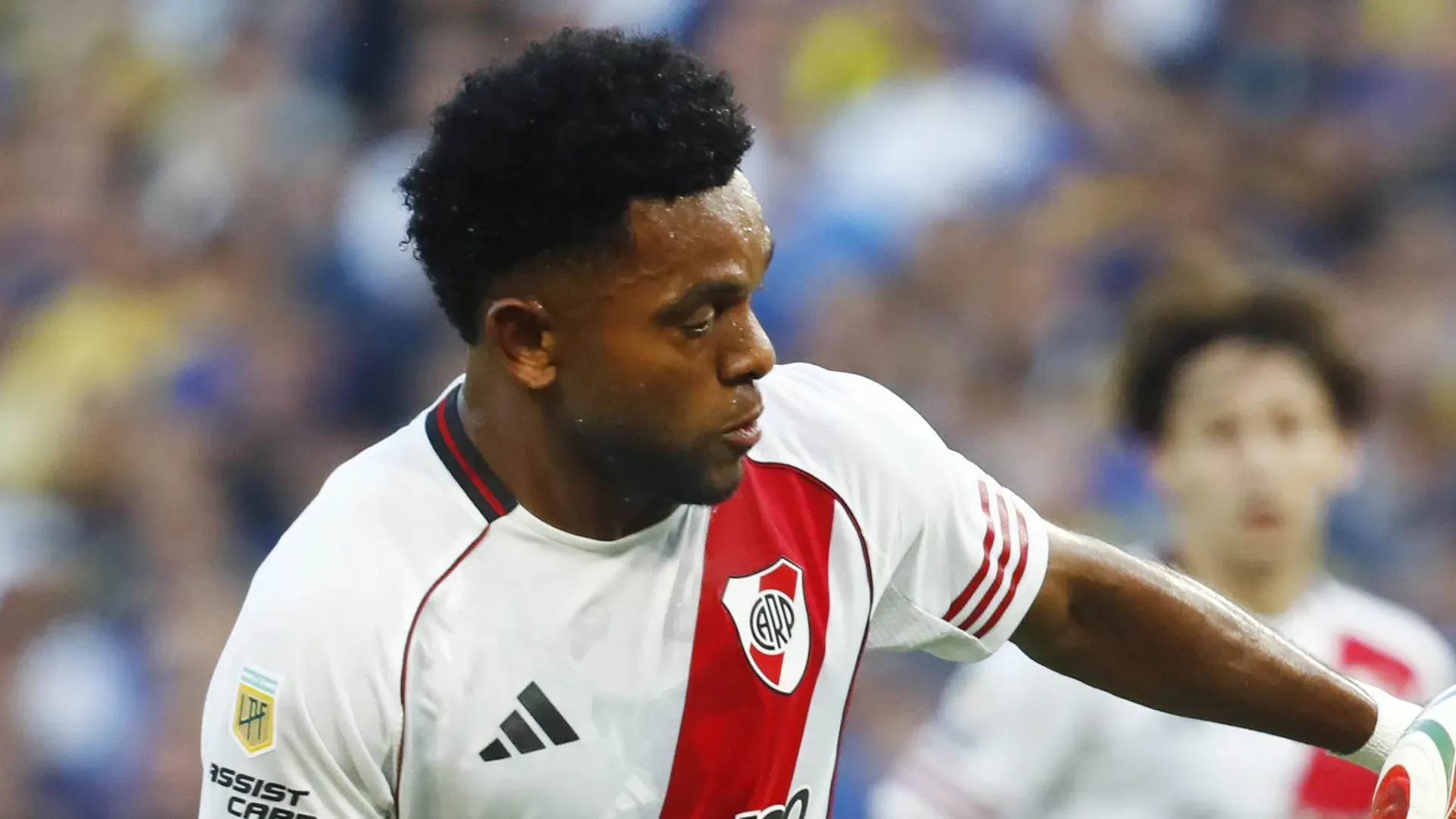 Miguel Borja, do River Plate, domina a bola durante o superclássico do Torneio Apertura Betano 2025 entre Boca Juniors e River Plate, no Estádio Alberto J. Armando, em 9 de novembro de 2025, em Buenos Aires, Argentina. (Foto: Marcos Brindicci/Getty Images)