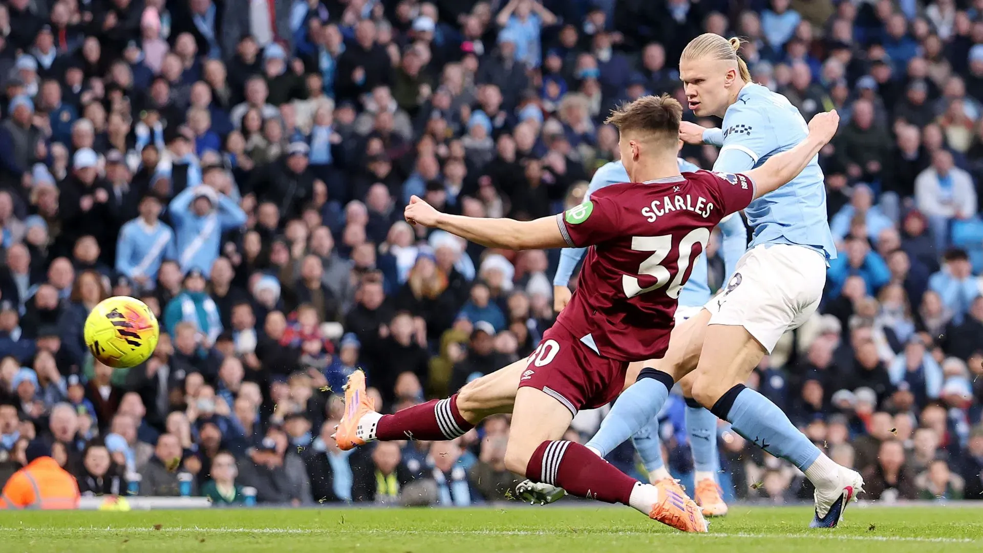 Haaland em ação na partida entre Manchester City e West Ham (foto: Carl Recine/Getty Images)
