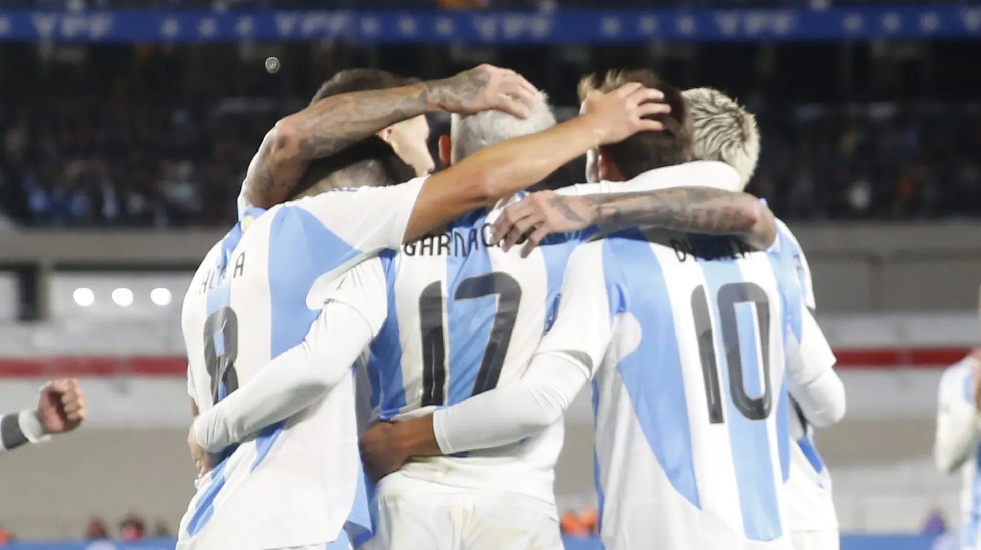 Paulo Dybala, da Argentina, comemora com os companheiros depois de marcar o terceiro gol da equipe durante a partida das Eliminatórias da Copa do Mundo de 2026 entre Argentina e Chile, no Estádio Más Monumental Antonio Vespucio Liberti, em 5 de setembro de 2024, em Buenos Aires, Argentina. (Foto: Daniel Jayo/Getty Images)