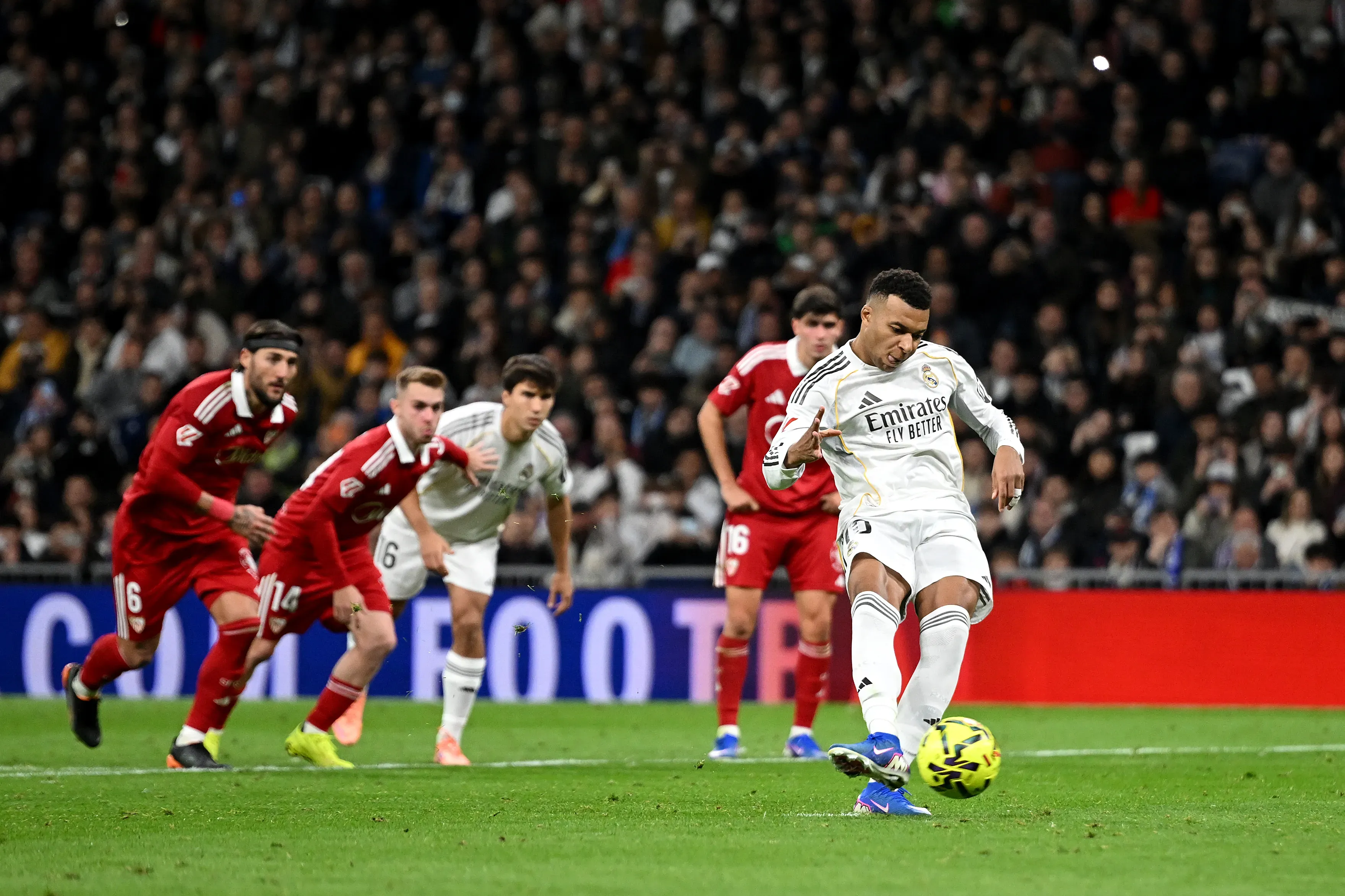 Mbappé cobrando pênalti em Real Madrid x Sevilla. (Foto: Denis Doyle/Getty Images)