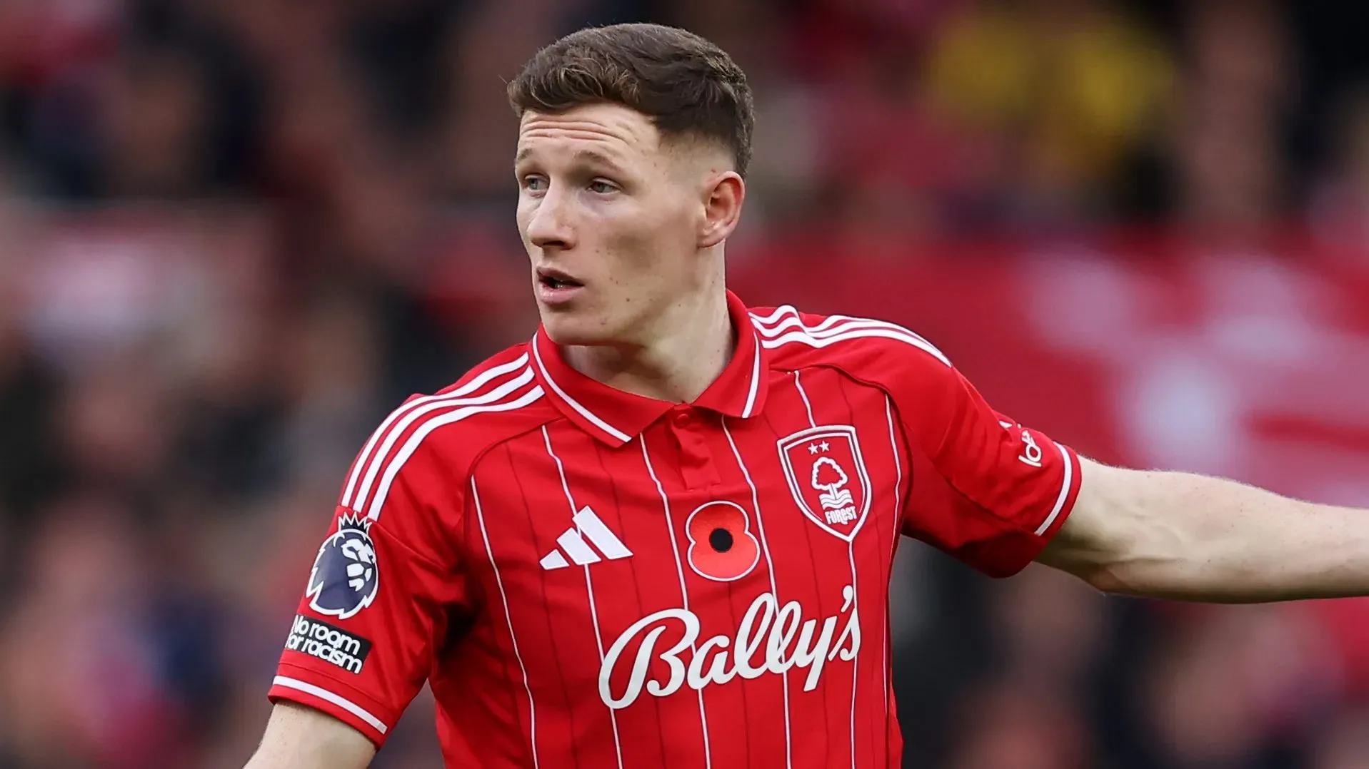 Elliot Anderson de camisa vermelha em jogo do Nottingham Forest. Volante está na mira do Liverpool. Foto: Matt McNulty/Getty Images