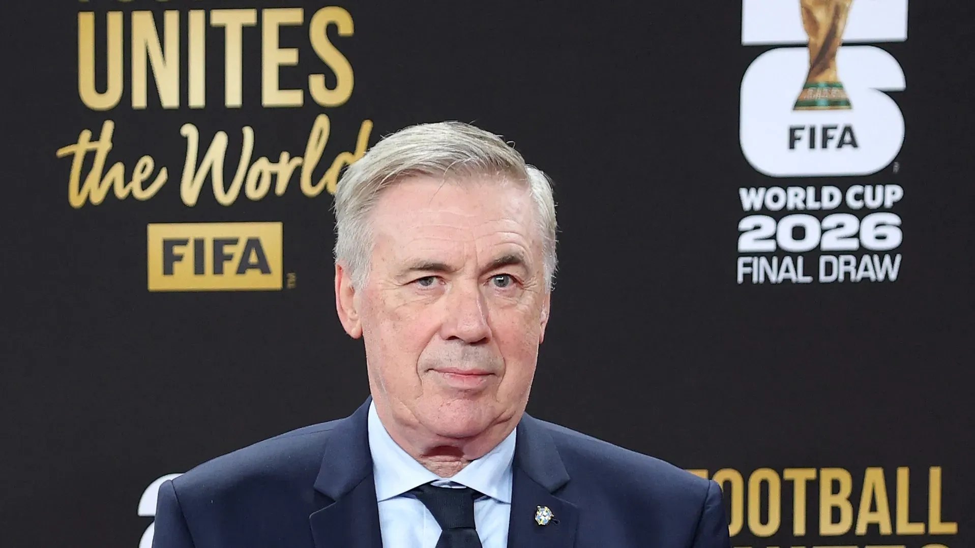 Carlo Ancelotti, técnico da Seleção Brasileira, posa no tapete vermelho antes do Sorteio Oficial da Copa do Mundo de 2026, no John F. Kennedy Center for the Performing Arts, em 5 de dezembro de 2025, em Washington, D.C. (Foto: Kevin Dietsch/Getty Images)