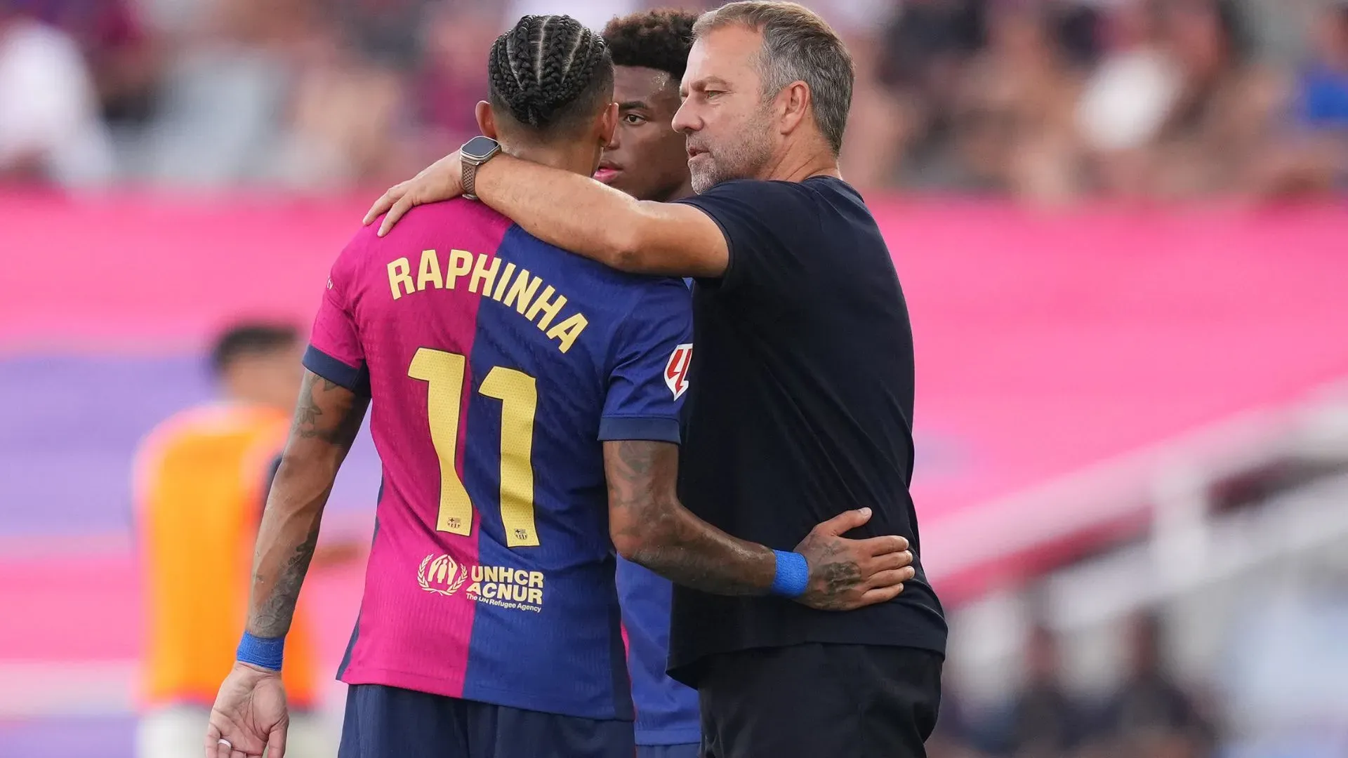 Raphinha e Hansi Flick no Barcelona (foto: Alex Caparros/Getty Images)