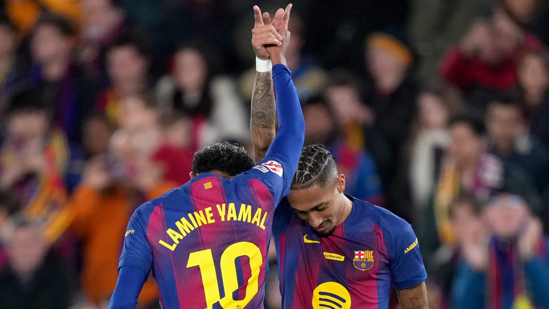 Raphinha comemora ao lado de Lamine Yamal no Barcelona