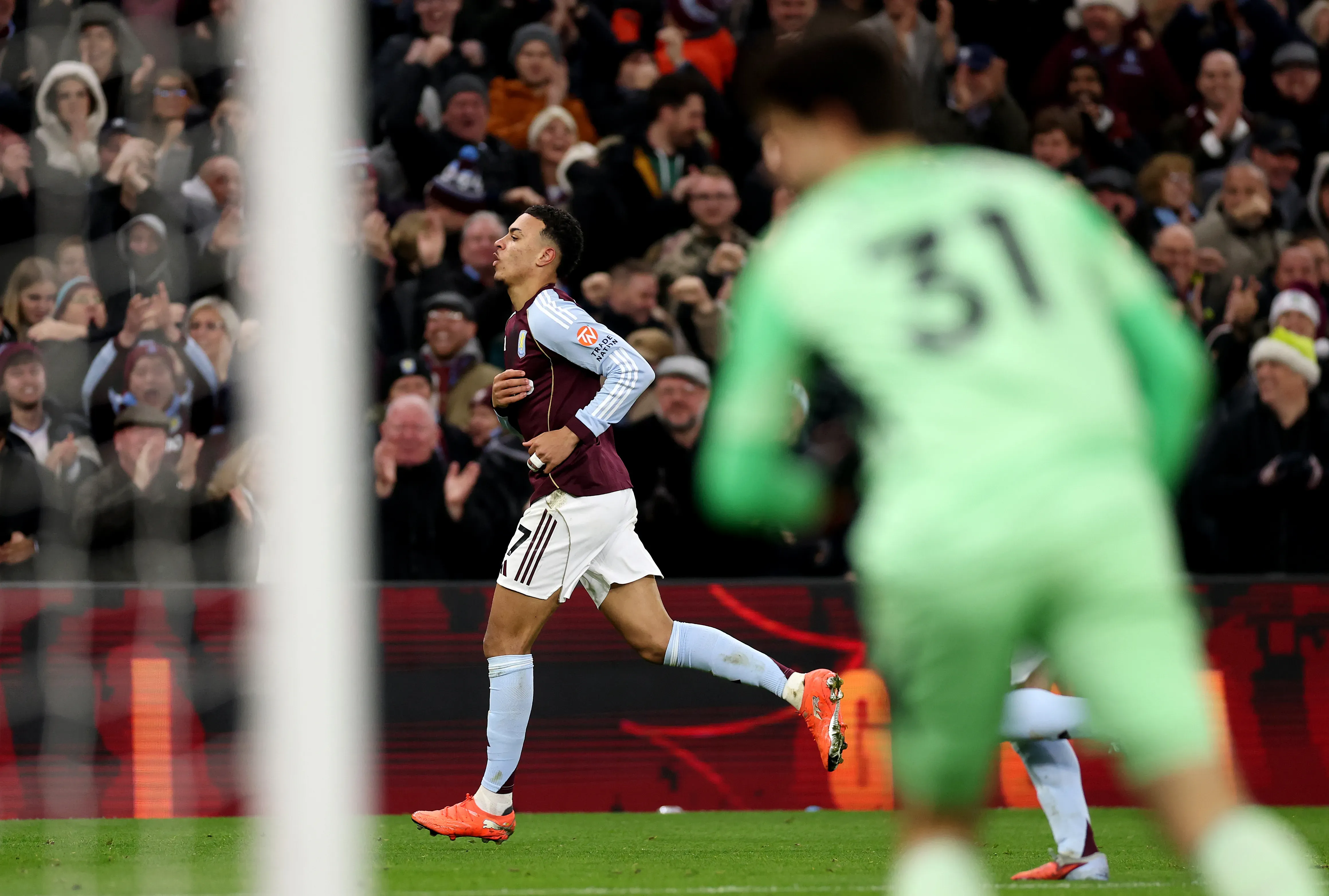 Manchester United perde no Villa Park. Foto: Alex Pantling/Getty Images