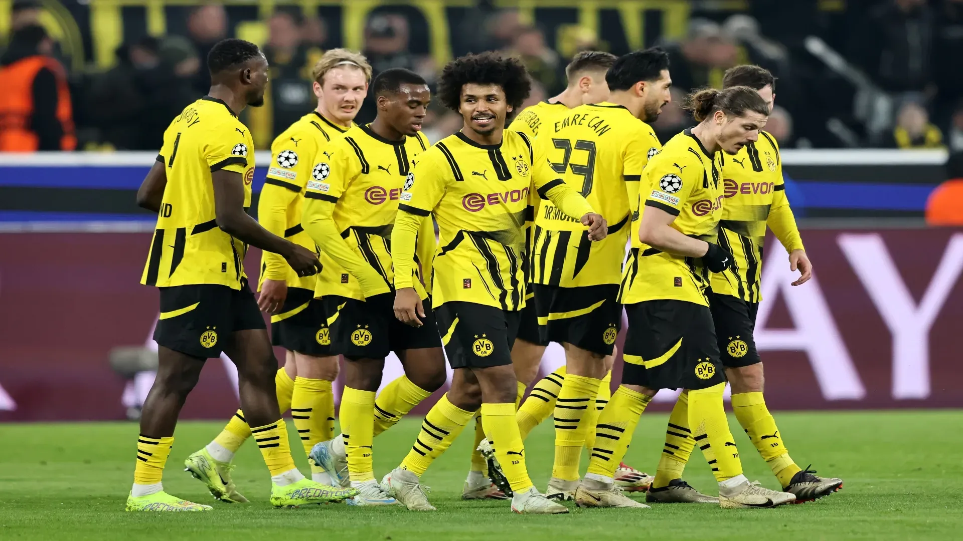 Adeyemi e jogadores do Borussia – Christof Koepsel/Getty Images