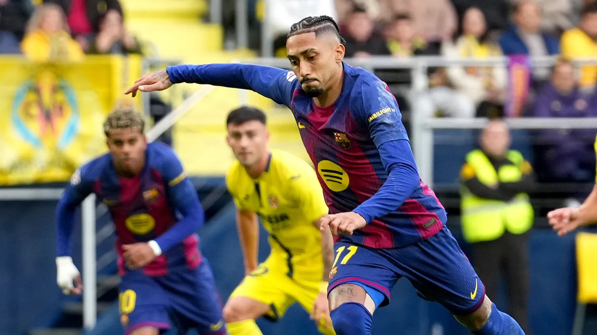 Raphinha finaliza e marca para o Barcelona em jogo contra o Villarreal