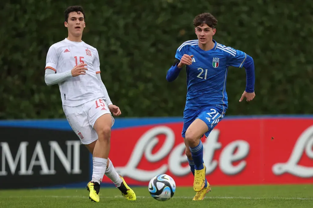 Lorenzo Anghele, da seleção italiana sub-18, disputa a bola com Álvaro Cortes, da seleção espanhola sub-18, no Centro Técnico Federal de Coverciano, em Florença, Itália, em 18 de janeiro de 2023. (Foto de Gabriele Maltinti/Getty Images)