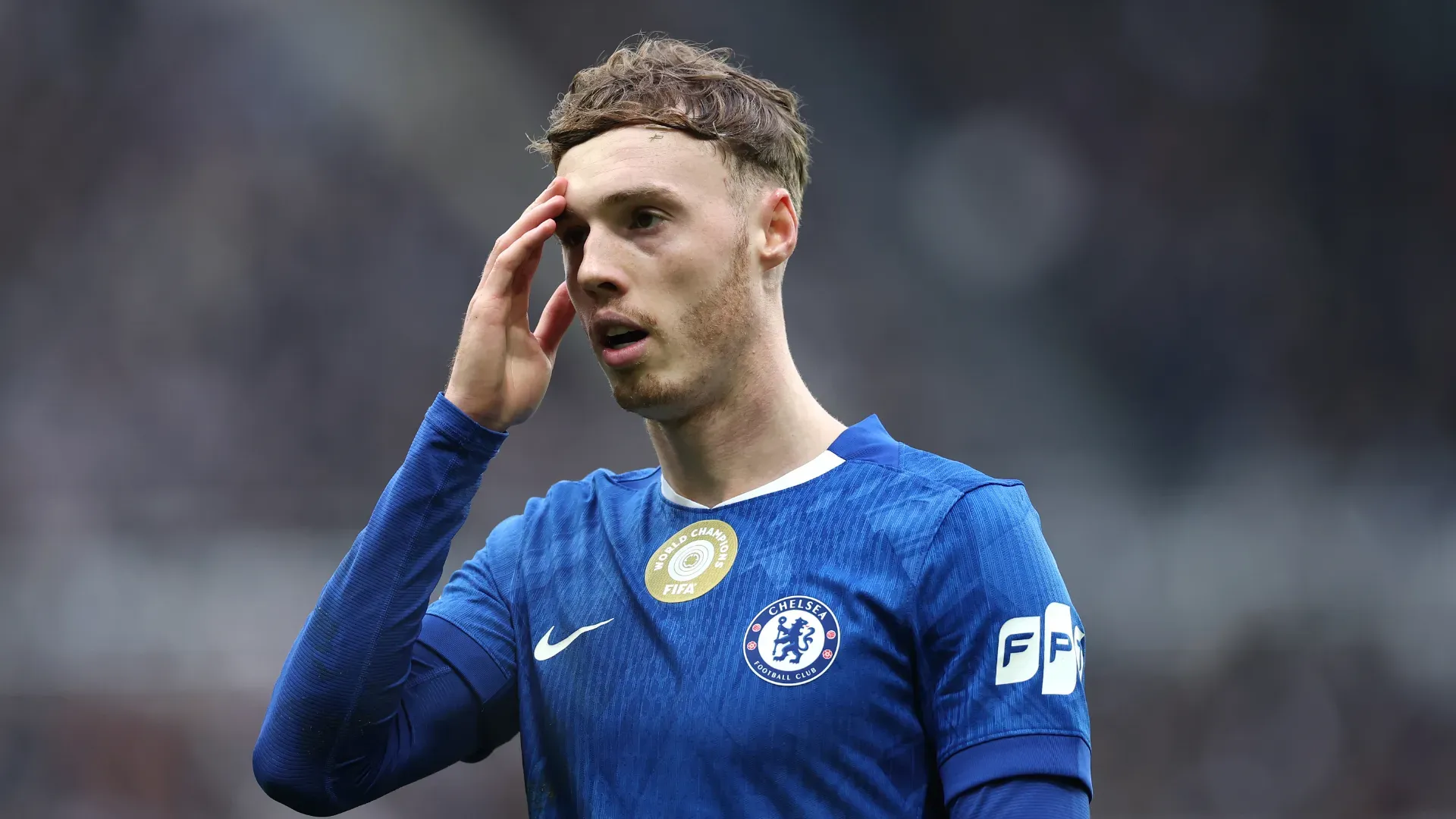 Cole Palmer com a mão na cabeça durante jogo do Chelsea