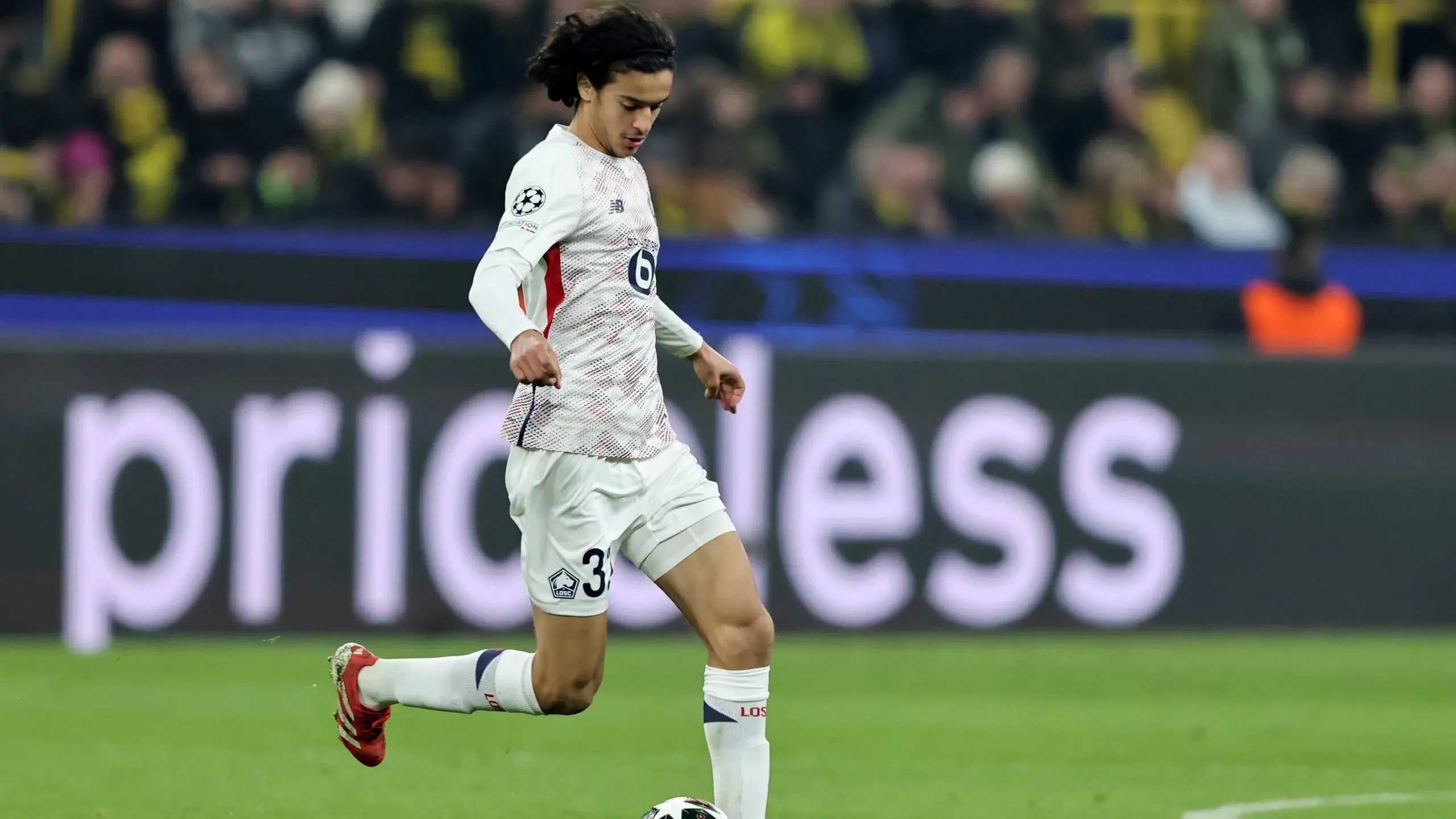 Ayyoub Bouaddi em jogo do Lille. Jogador é alvo do PSG. Foto: Christof Koepsel/Getty Images