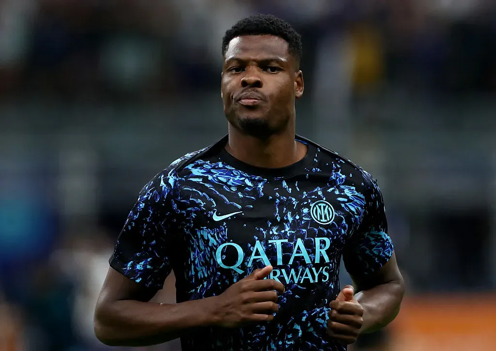 Inter de Milão dificulta saída de Carlos Augusto em meio à indefinição com Denzel Dumfries (Photo by Marco Luzzani/Getty Images)