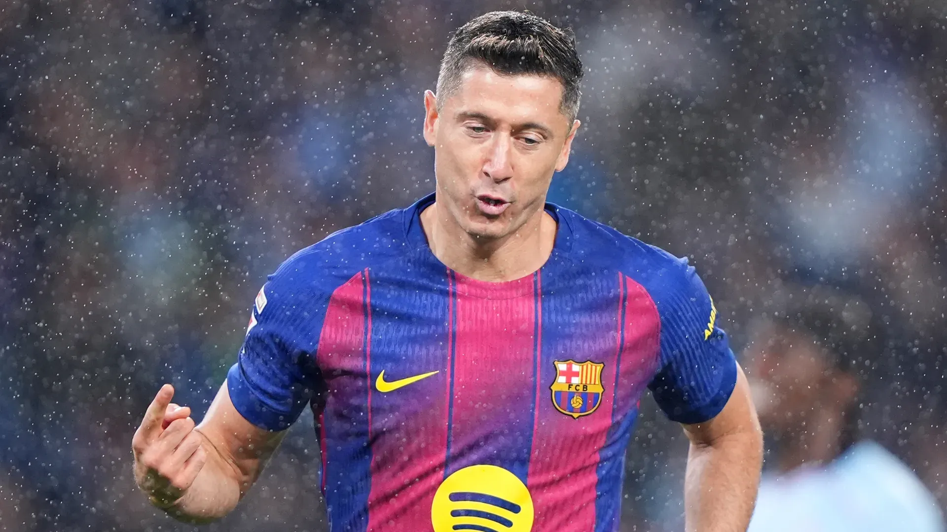 Robert Lewandowski correndo durante jogo do Barcelona