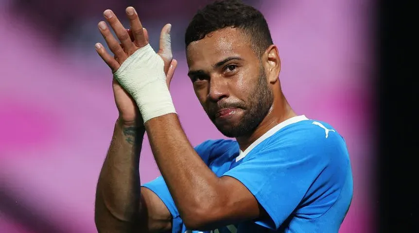 Renan Lodi, em campo, aplaudindo