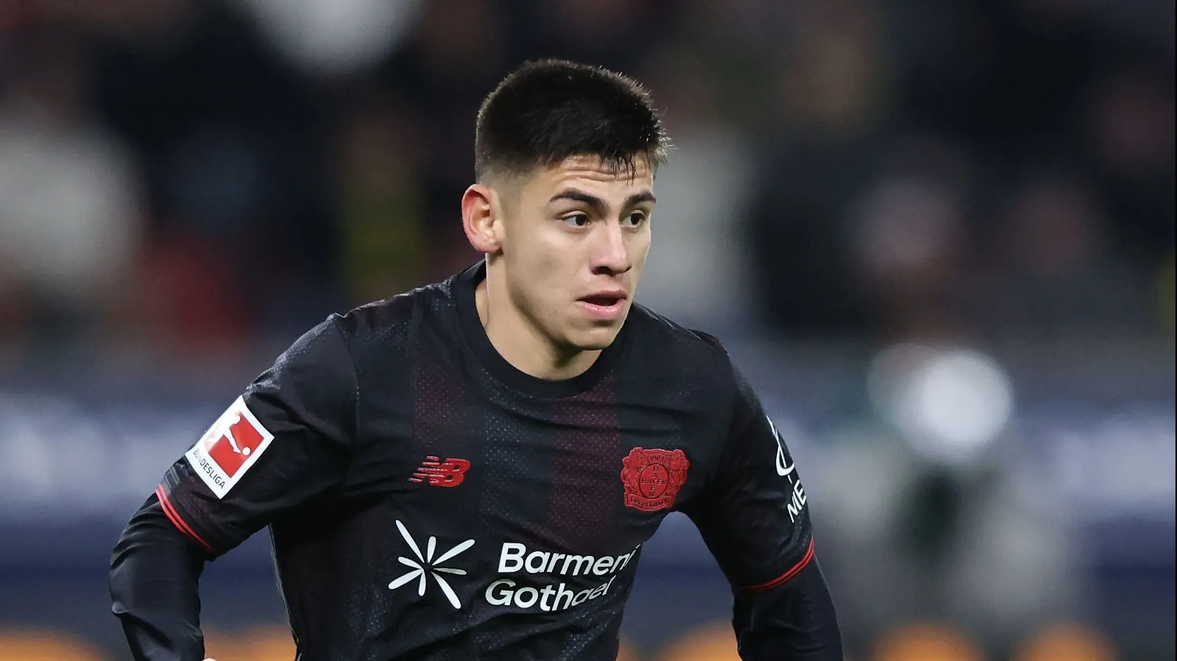 Claudio Echeverri usa uma camisa escura do Bayer Leverkusen