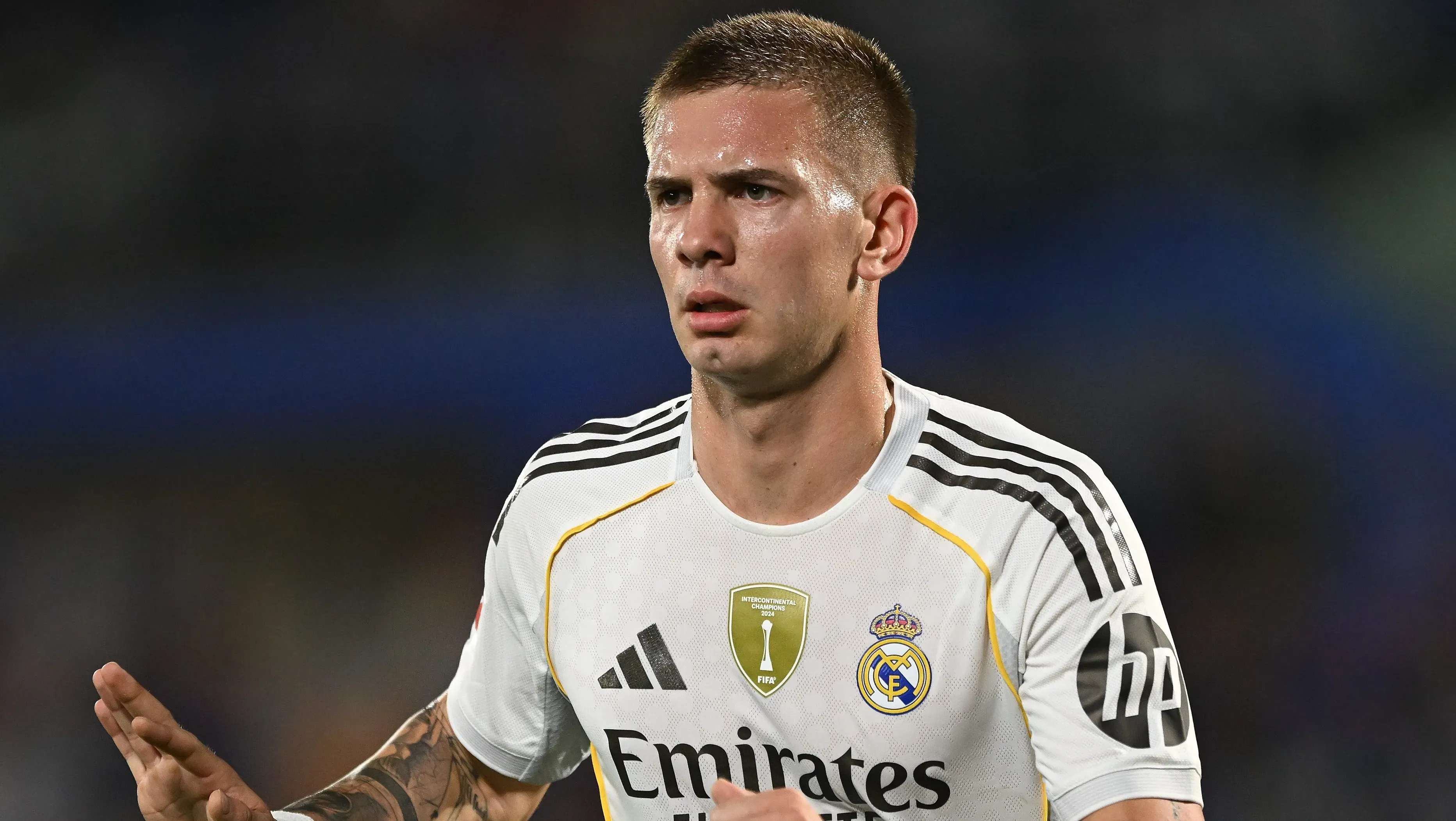 Franco Mastantuono, em campo, de camisa branca do Real Madrid (Foto:Denis Doyle/Getty Images)