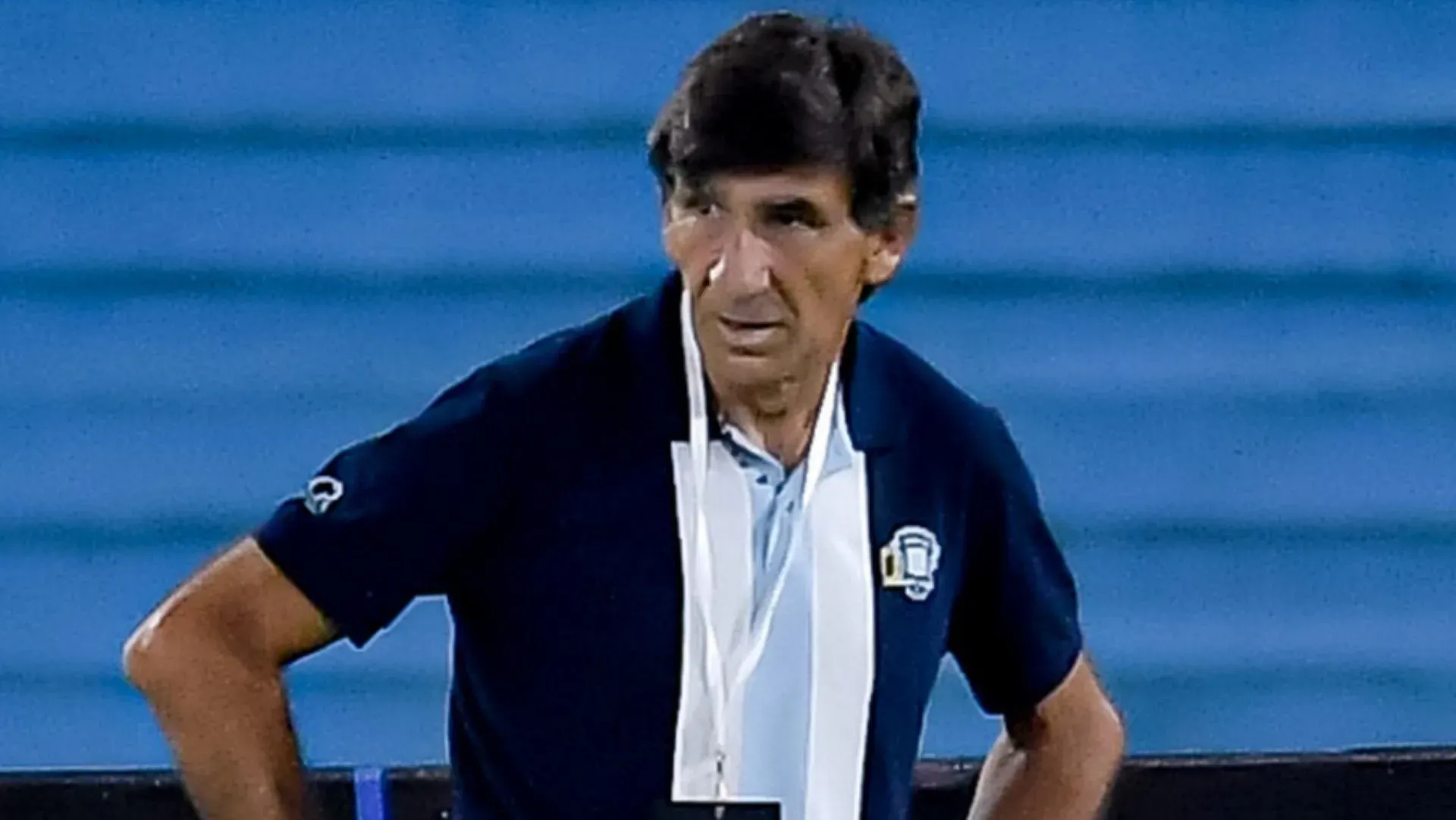 Gustavo Costas observa jogo do Racing. Técnico foi indicado ao Rei da América.
