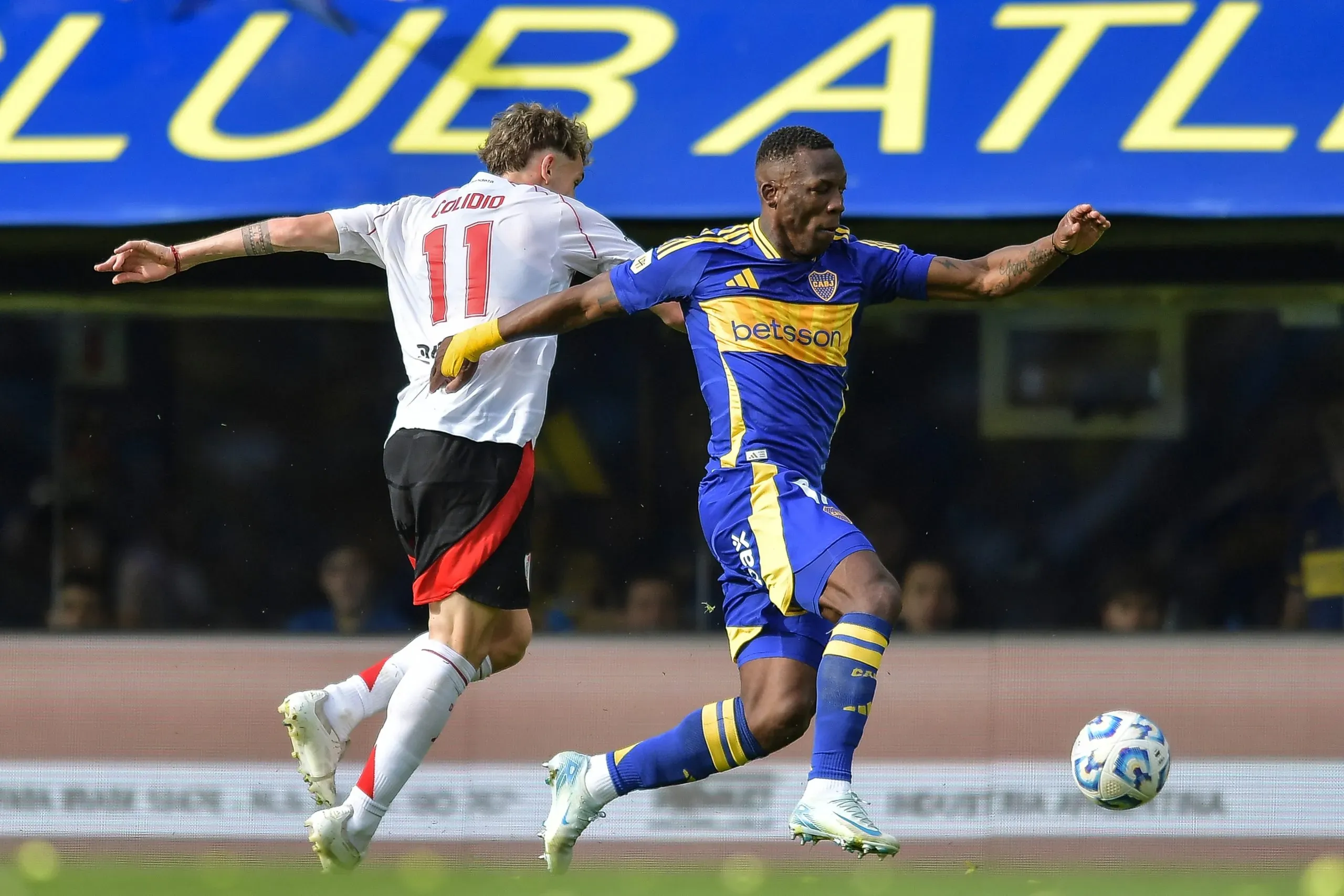 Luis Advíncula, do Boca Juniors, e Facundo Colidio, do River Plate, disputam a bola durante a partida da Liga Profesional 2024 entre Boca Juniors e River Plate, no Estádio Alberto J. Armando, em 21 de setembro de 2024, em Buenos Aires, Argentina. (Foto: Marcelo Endelli/Getty Images)