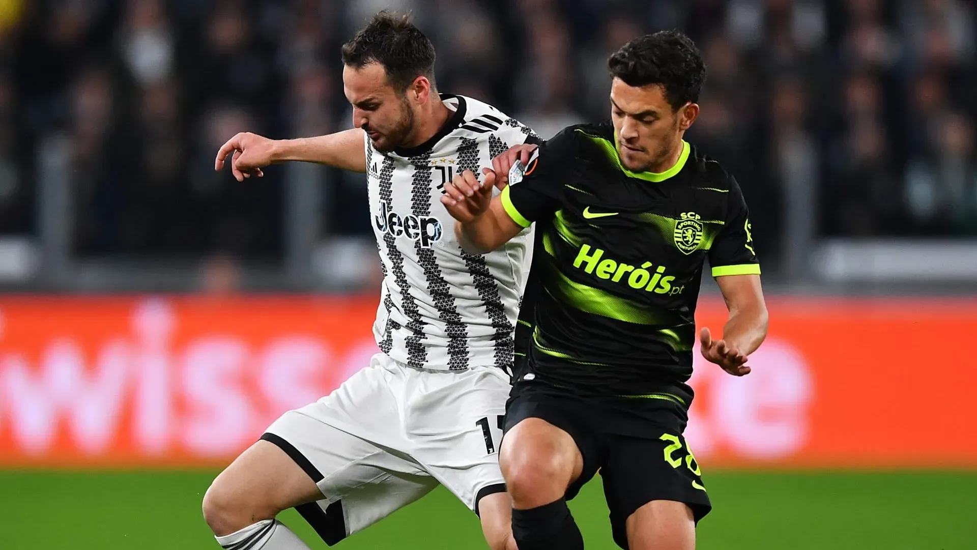 Federico Gatti, da Juventus, e Pedro Gonçalves, do Sporting CP, disputam a bola durante o jogo de ida das quartas de final da UEFA Europa League entre Juventus e Sporting CP, no Allianz Stadium, em 13 de abril de 2023, em Turim, Itália. jogador é alvo do Milan. (Foto: Valerio Pennicino/Getty Images)