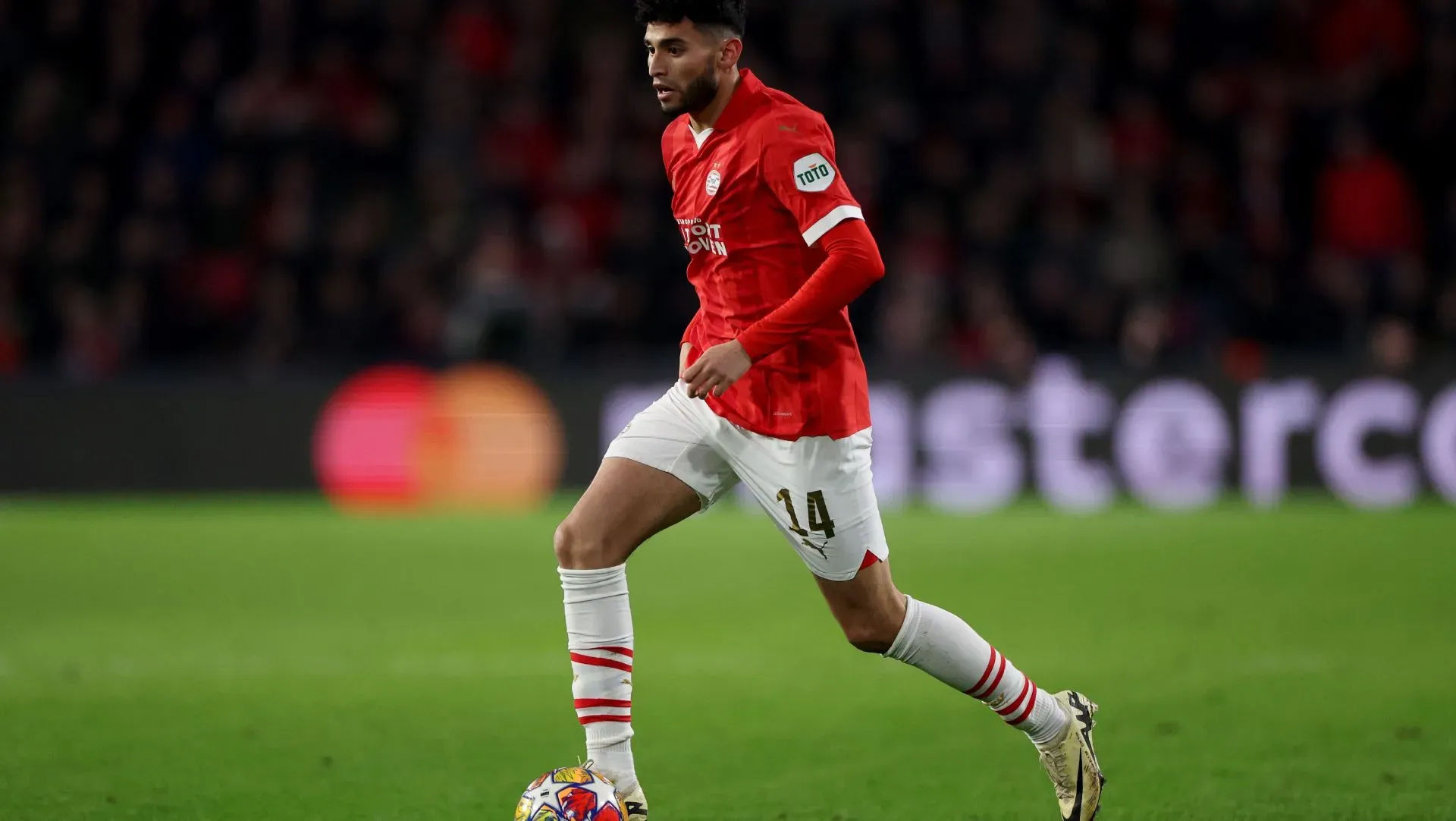 Ricardo Pepi durante partida da Liga dos Campeões da UEFA 2023/24. Foto: Dean Mouhtaropoulos/Getty Images