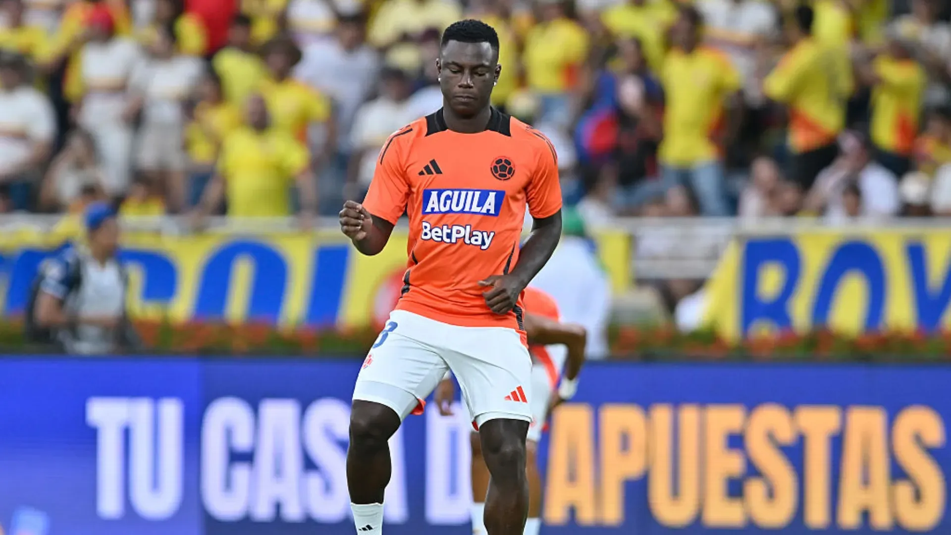 Marino Hinestroza durante aquecimento em jogo da Seleção Colombiana. Jogador é alvo do Boca Juniors. Foto: Gabriel Aponte/Getty Images