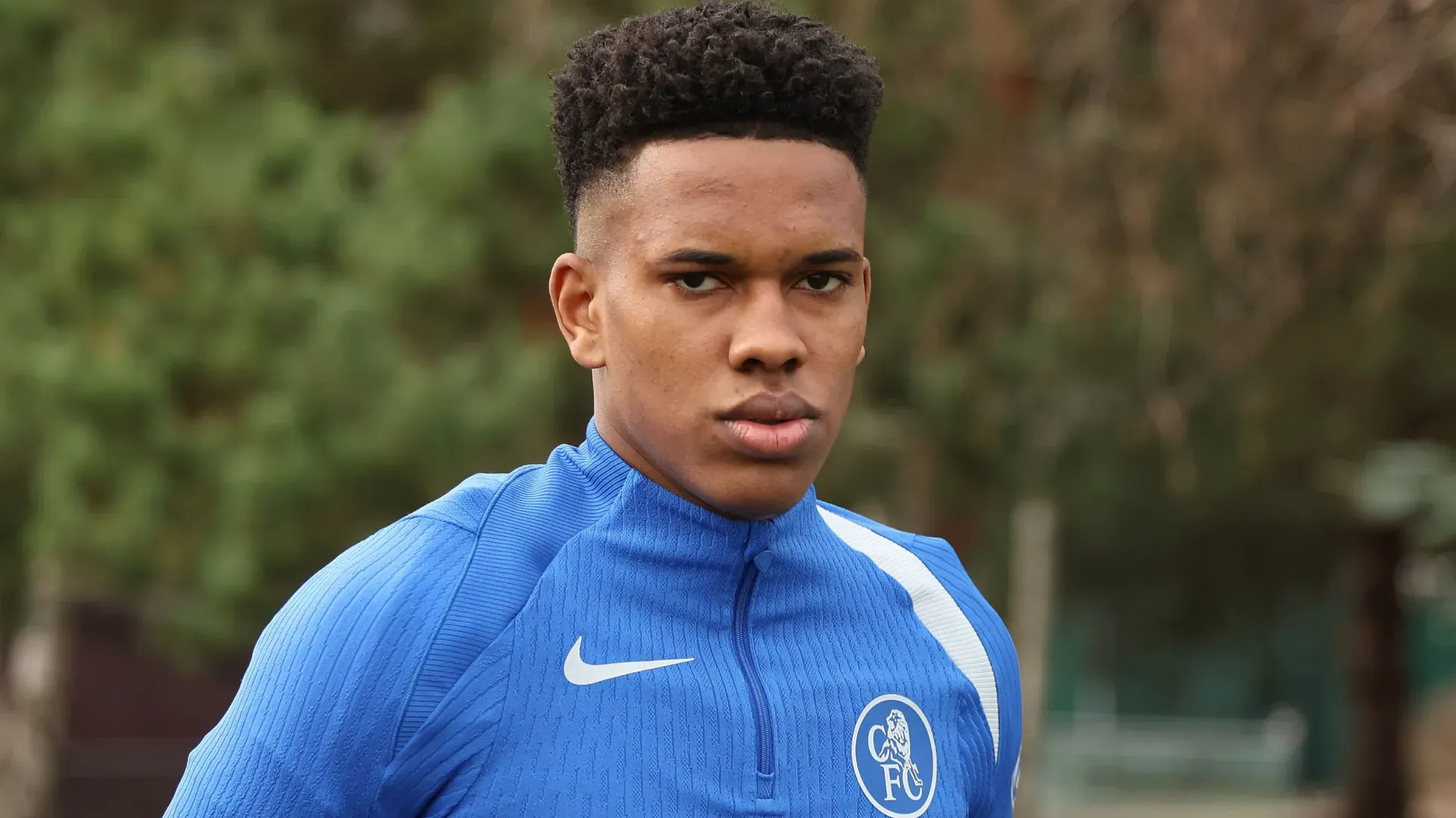 Estêvão aparece com cara de poucos amigos durante o treino do Chelsea