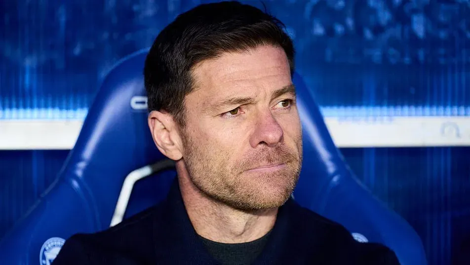 Xabi Alonso, sentado no banco de reservas