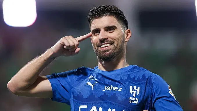 Ruben Neves com a mão na cabeça, comemorando