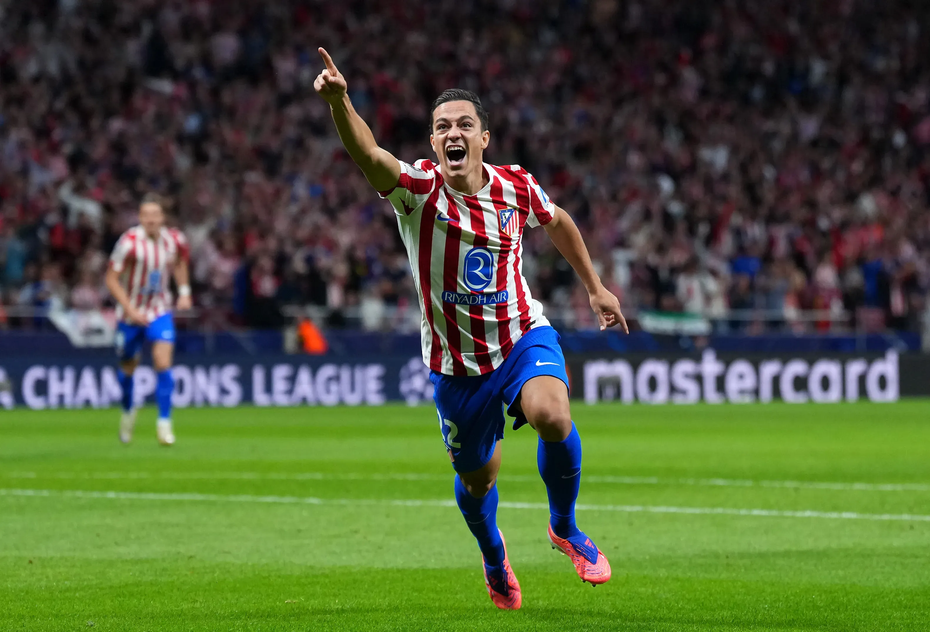 Raspadori comemora gol durante partida da Liga dos Campeões da UEFA 2025/26. Foto: Angel Martinez/Getty Images