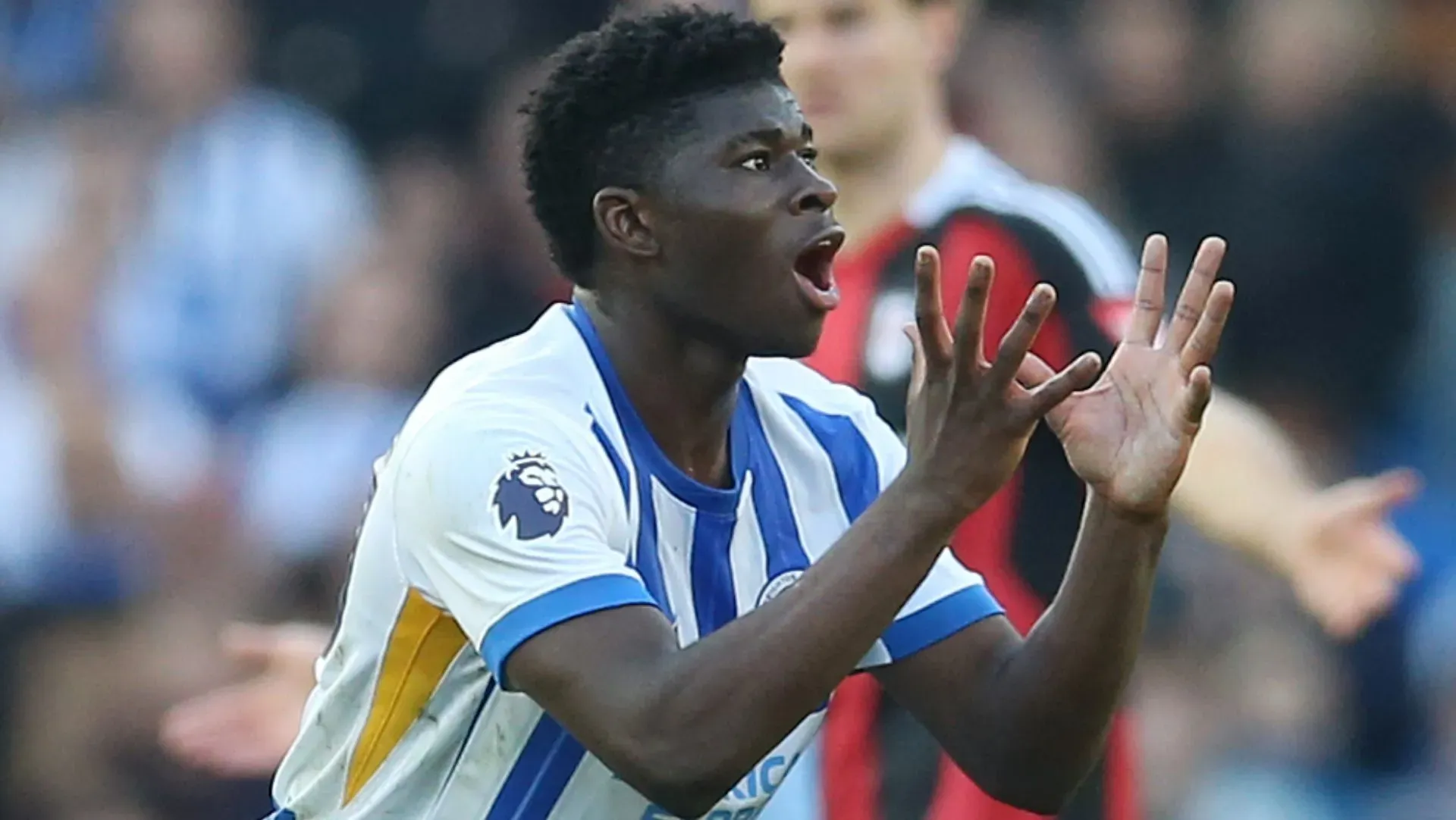 Carlos Baleba reage ao árbitro durante a partida da Premier League .