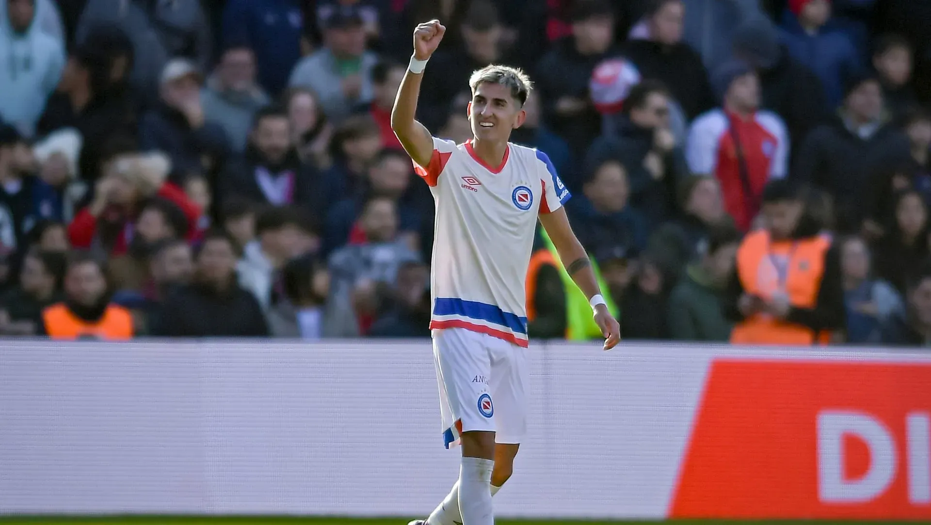 Alan Lescano, do Argentinos Juniors, comemora gol na Liga Profissional. Foto: Marcelo Endelli/Getty Images
