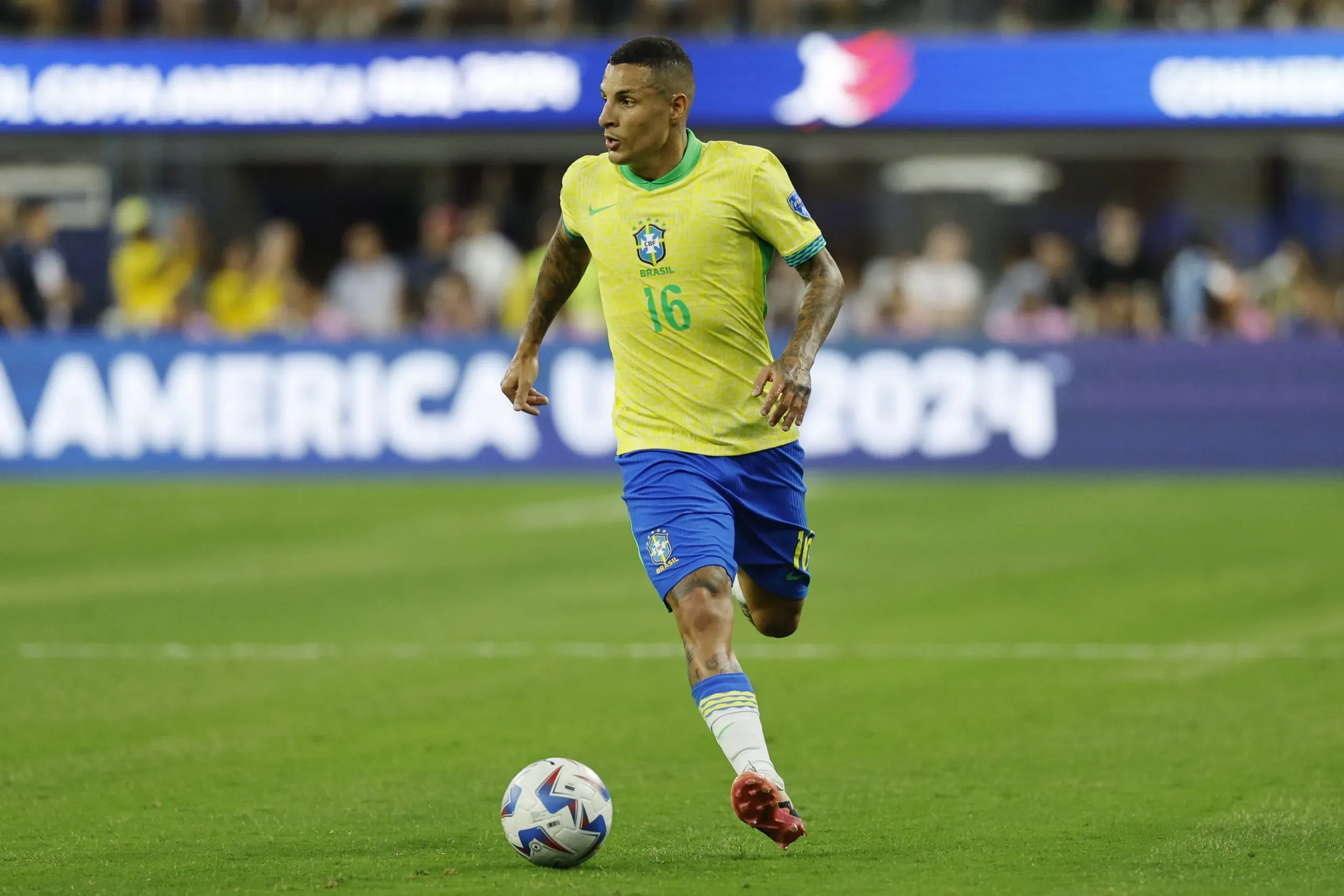 Guilherme Arana em ação pela Seleção Brasileira. (Foto: Kevork Djansezian/Getty Images)