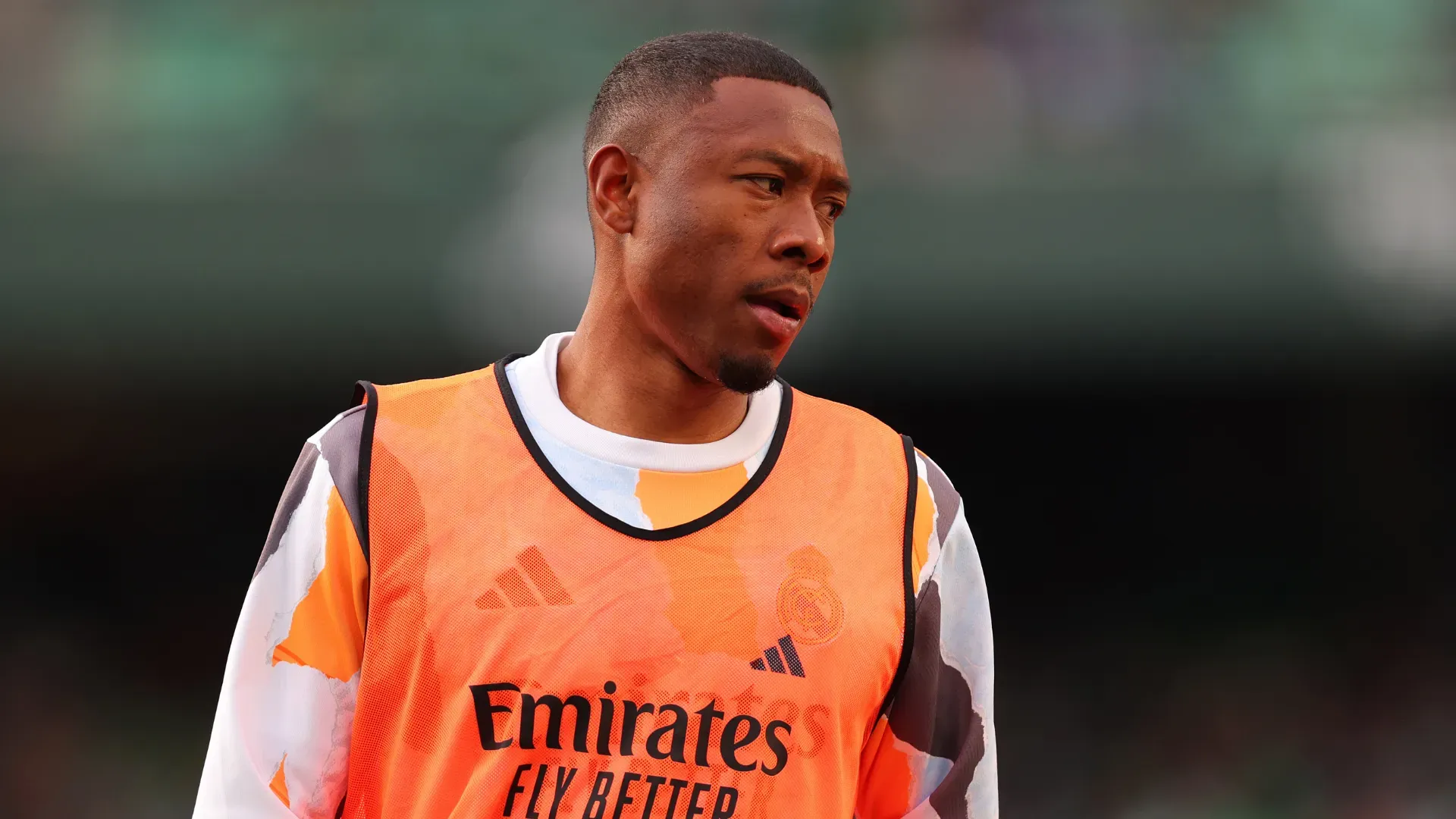 David Alaba com colete de reservas do Real Madrid (Foto: Fran Santiago/Getty Images)