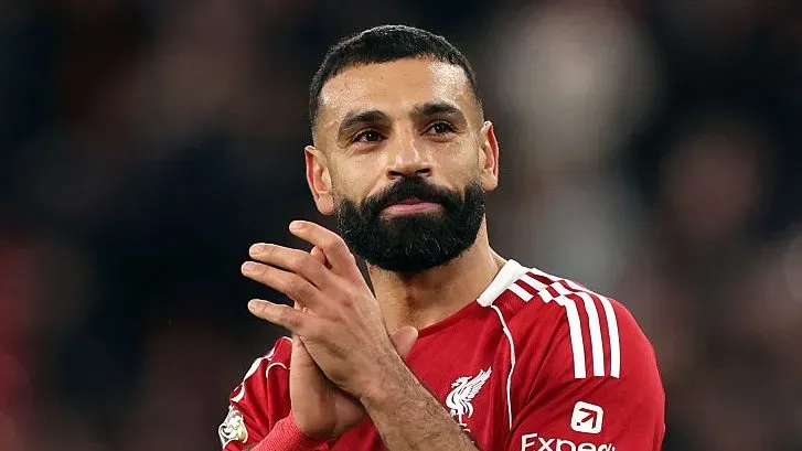 Salah, com a camisa vermelha do Liverpool