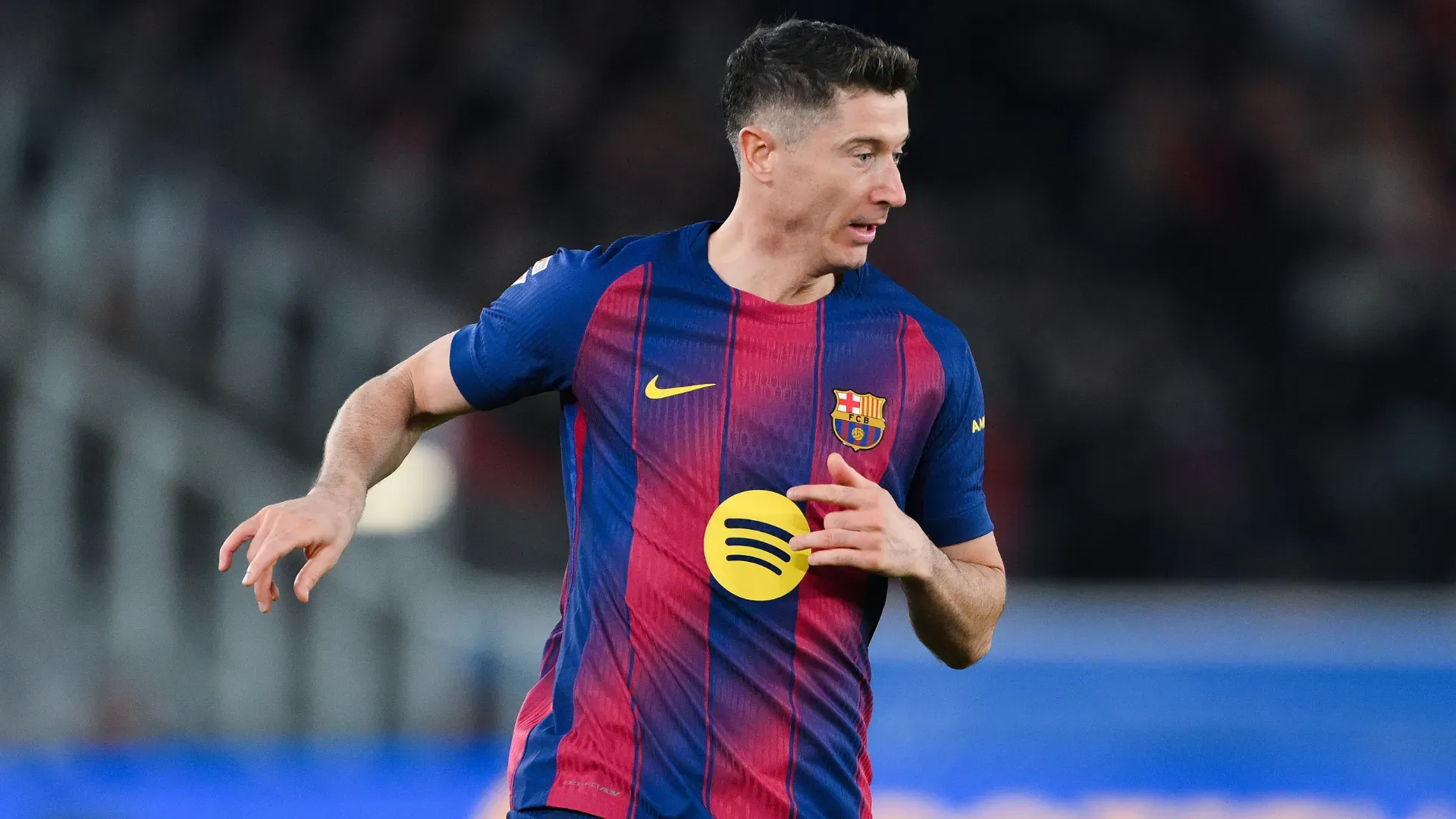 Robert Lewandowski corre durante partida do Barcelona