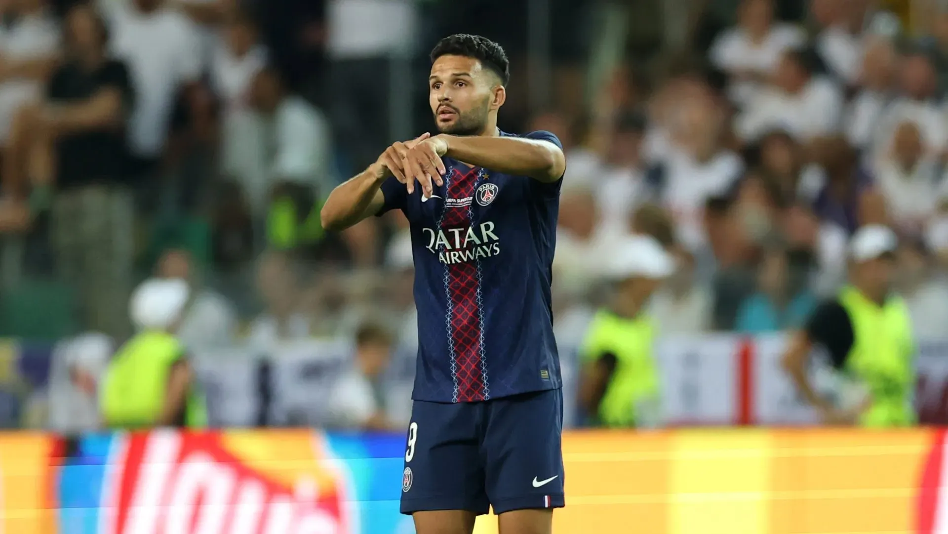 Gonçalo Ramos, do Paris Saint-Germain, aponta para o pulso durante a partida da Supercopa da UEFA 2025 entre Paris Saint-Germain e Tottenham Hotspur no Stadio Friuli, em 13 de agosto de 2025, em Údine, Itália. Jogador é alvo do Liverpool. (Foto: Claudio Villa/Getty Images)