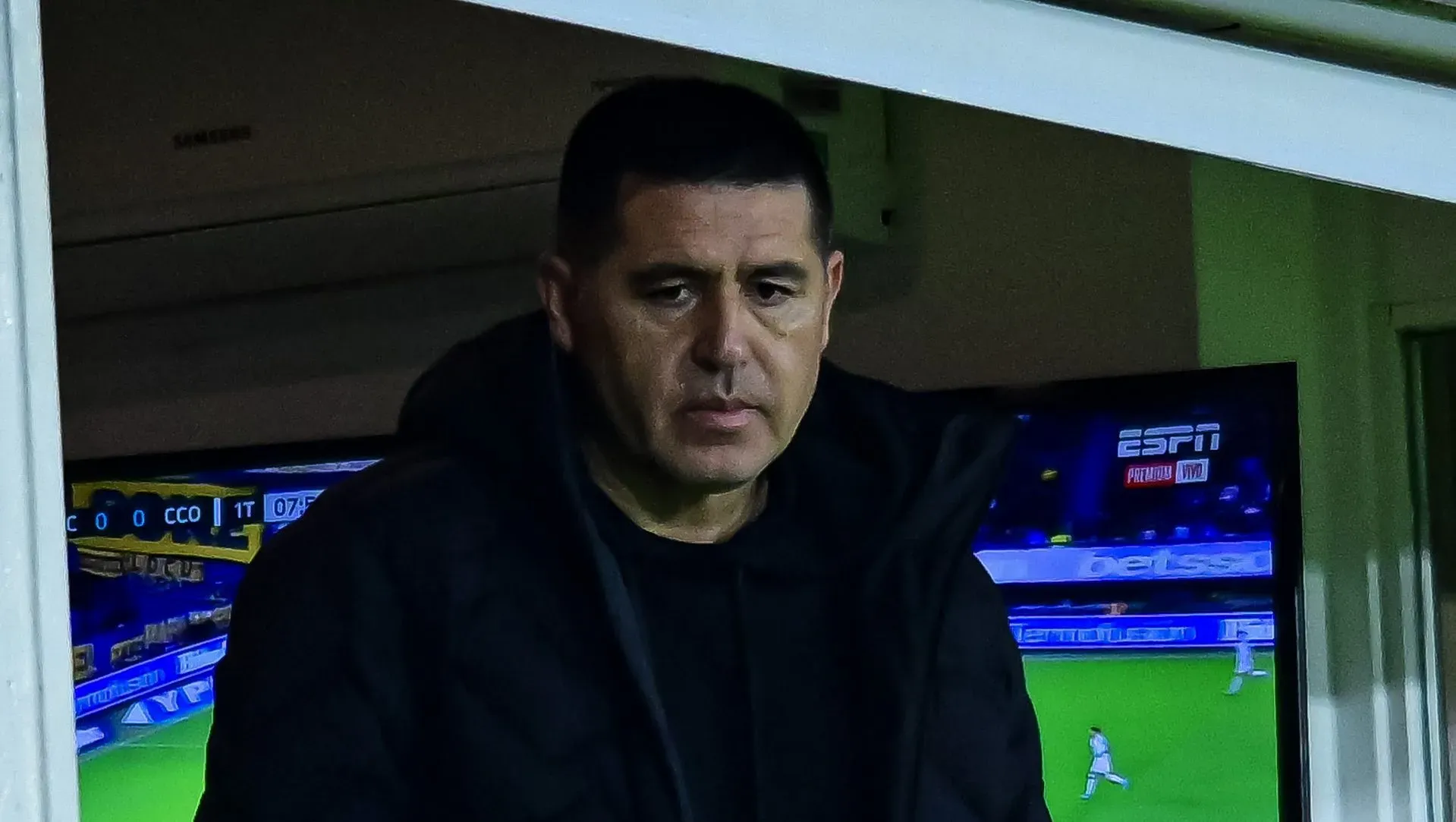 O presidente Juan Román Riquelme, do Boca Juniors, acompanha a partida do Torneio Clausura Betano 2025 entre Boca Juniors e Central Córdoba, no Estádio Alberto J. Armando, em 21 de setembro de 2025, em Buenos Aires, Argentina. (Foto: Marcelo Endelli/Getty Images)