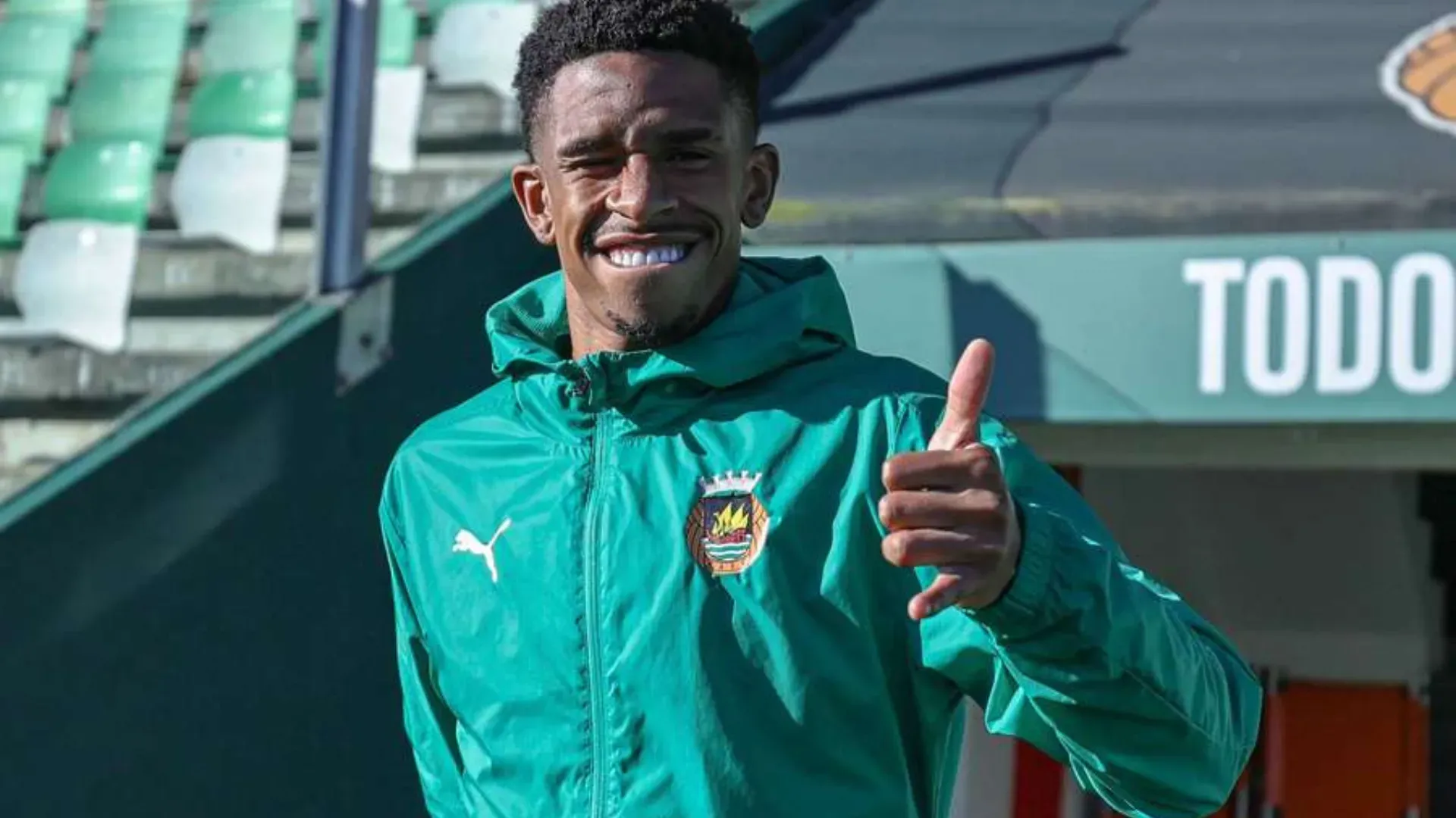 André Luiz com agasalho do Rio Ave
