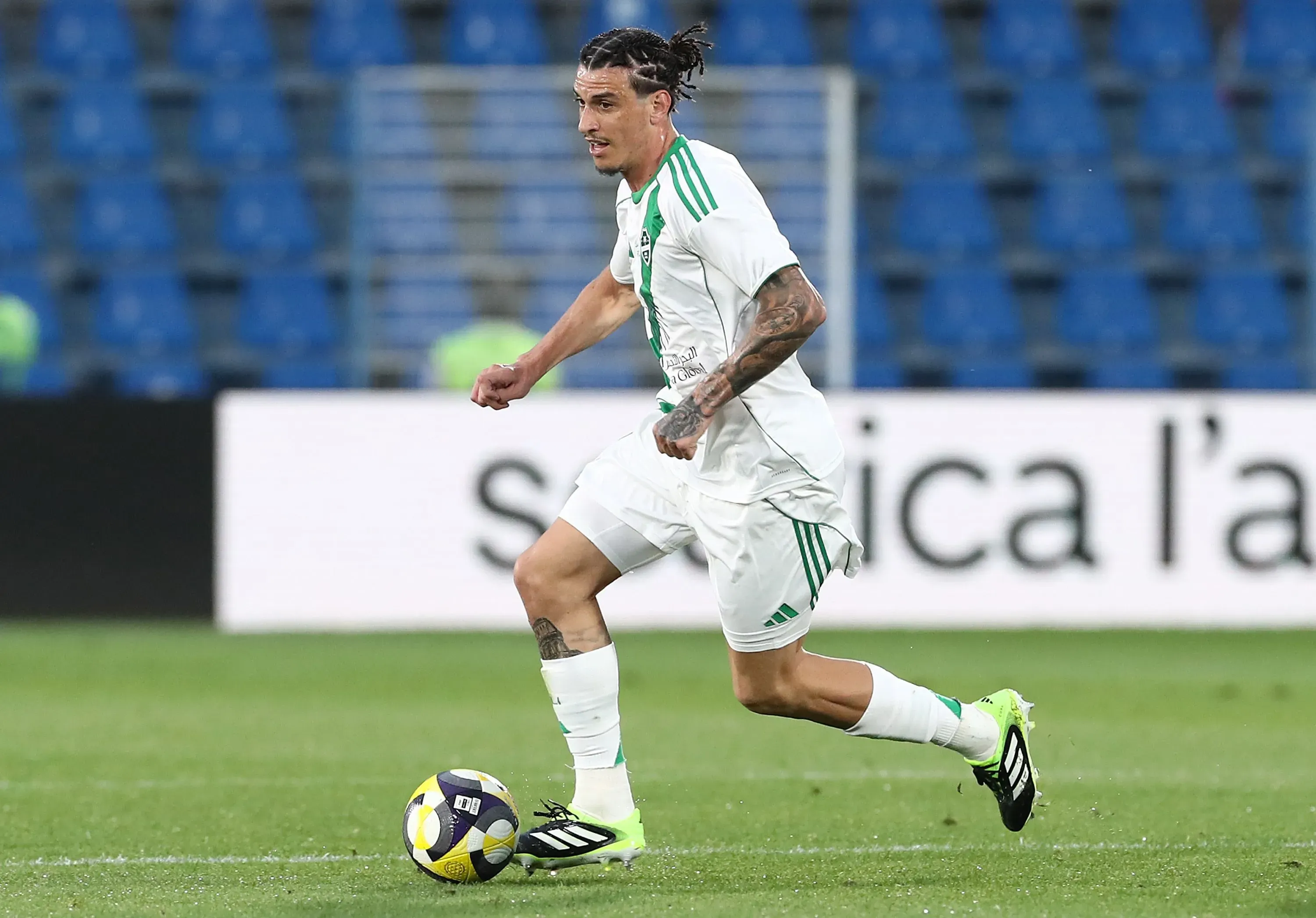 Roger Ibañez pelo Al-Ahli. Foto: Marco Luzzani/Getty Images