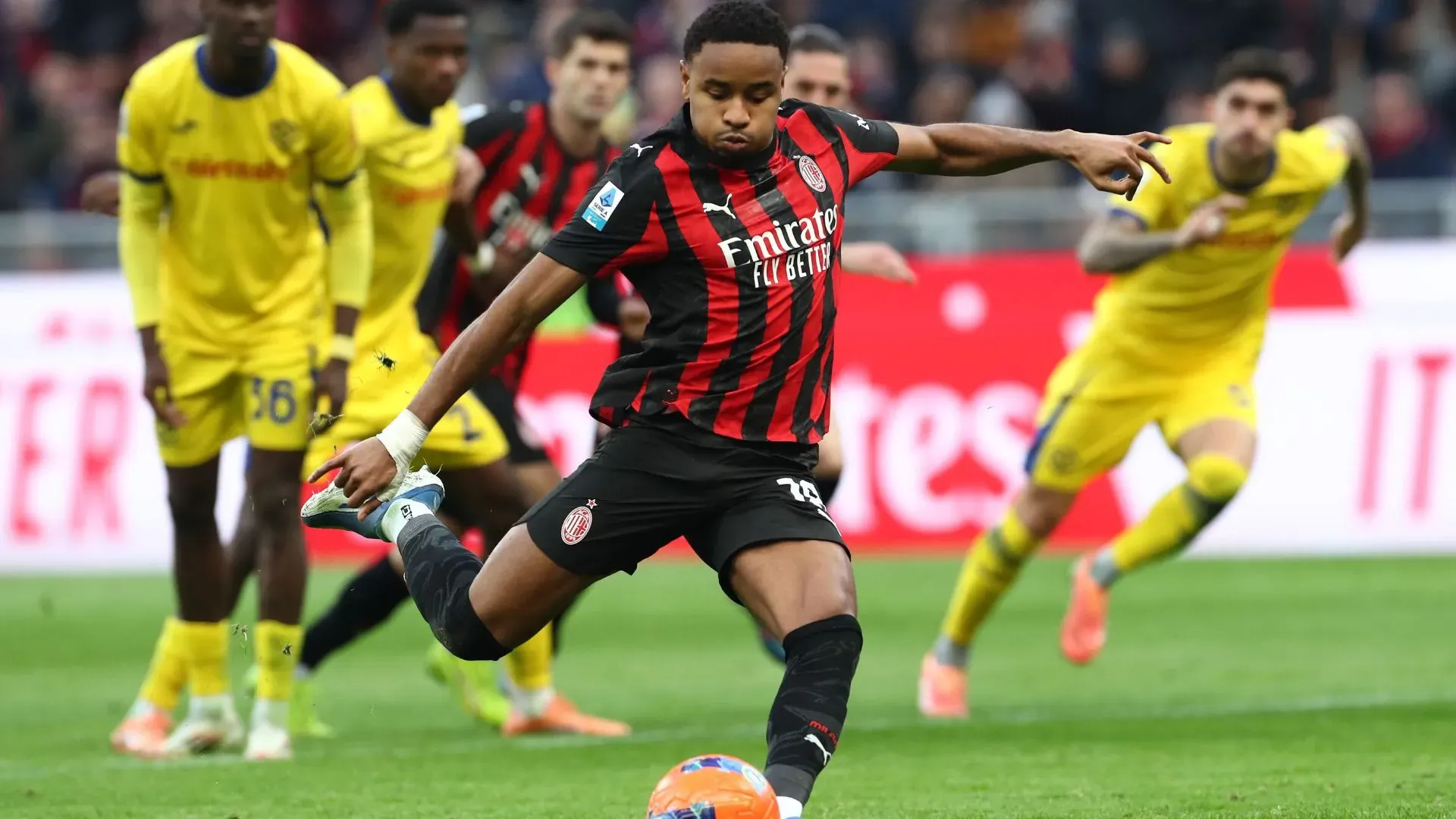 Nkunku fez gols e ajudou o Milan a virar líder do Campeonato Italiano (foto: Marco Luzzani/Getty Images)