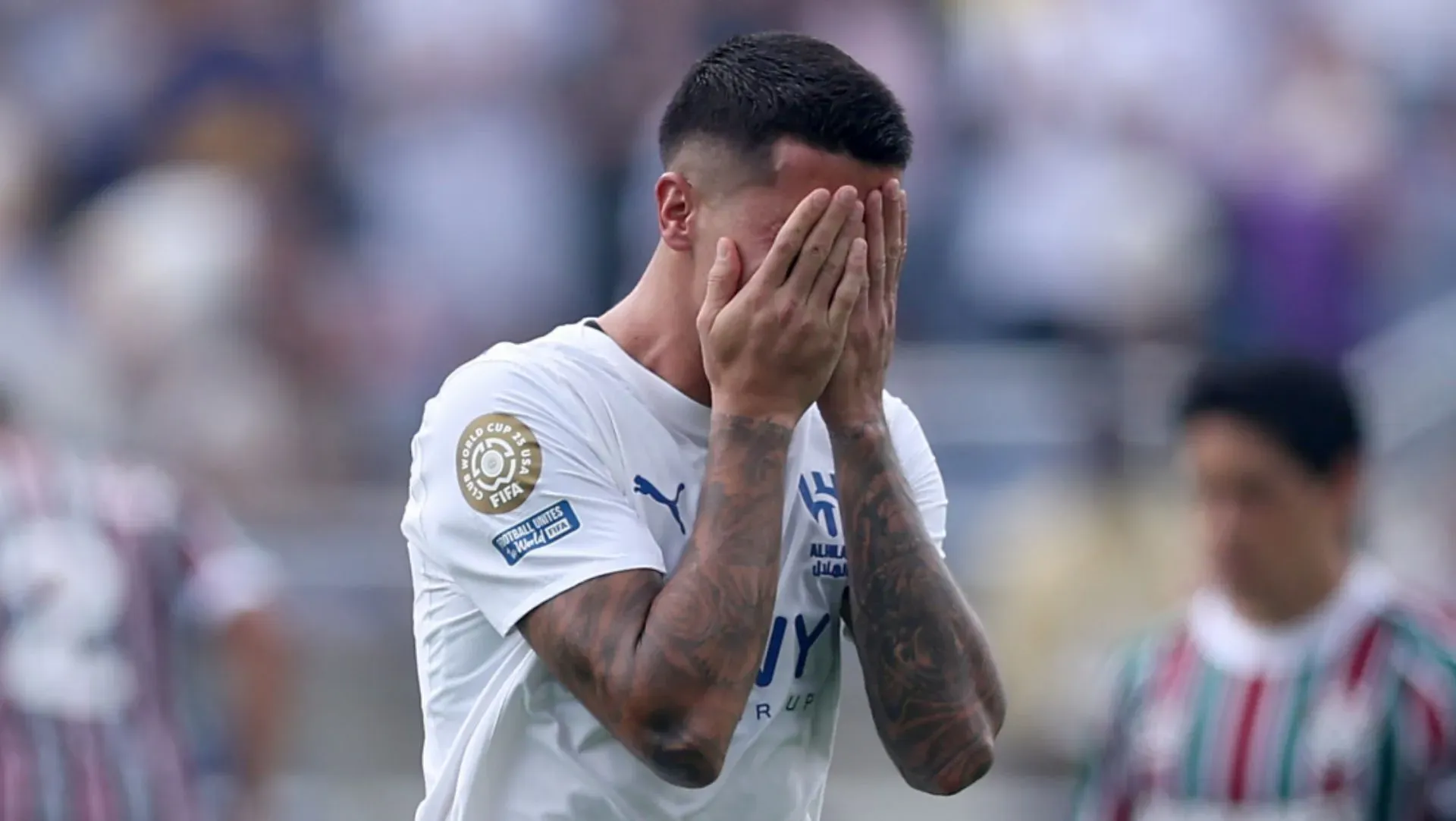 João Cancelo com as mãos no rosto durante partida do Al-Hilal. Foto: Megan Briggs/Getty Images