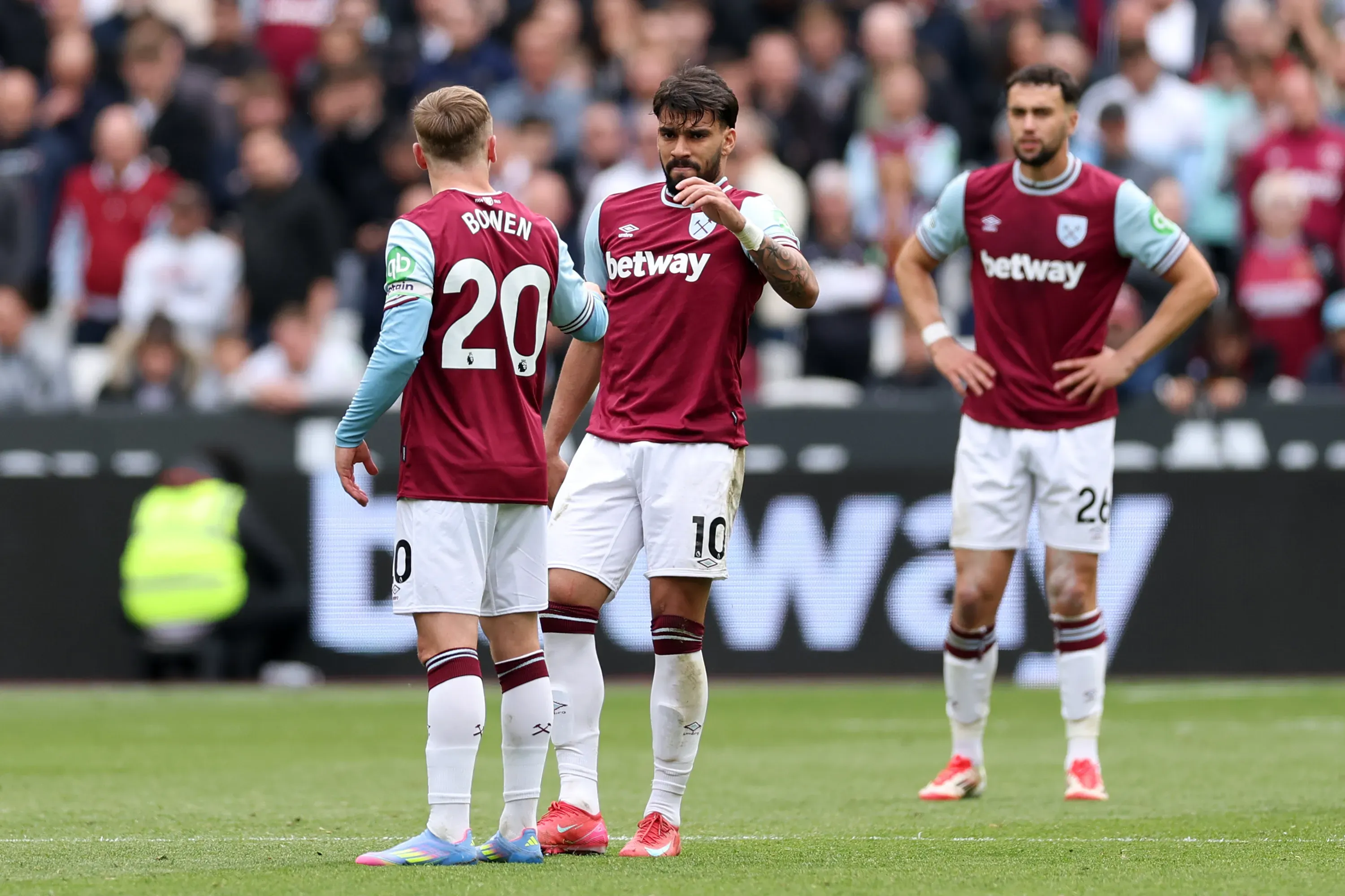 Lucas Paquetá e Jarrod Bowen em jogo do West Ham. Foto: Ryan Pierse/Getty Images