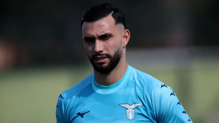 Taty Castellanos, em campo, de camisa azul