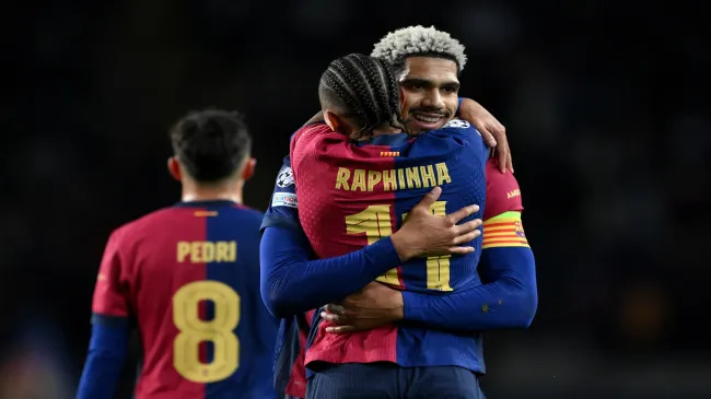 Ronald Araújo abraça Raphinha em partida do Barcelona contra o Atalanta – David Ramos/Getty Images