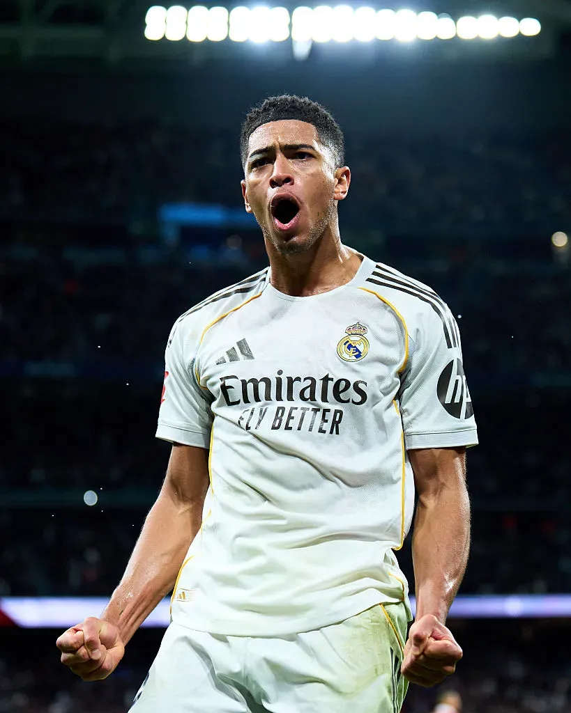 bellingham, ligado ao manchester united, com a camisa do real madrid