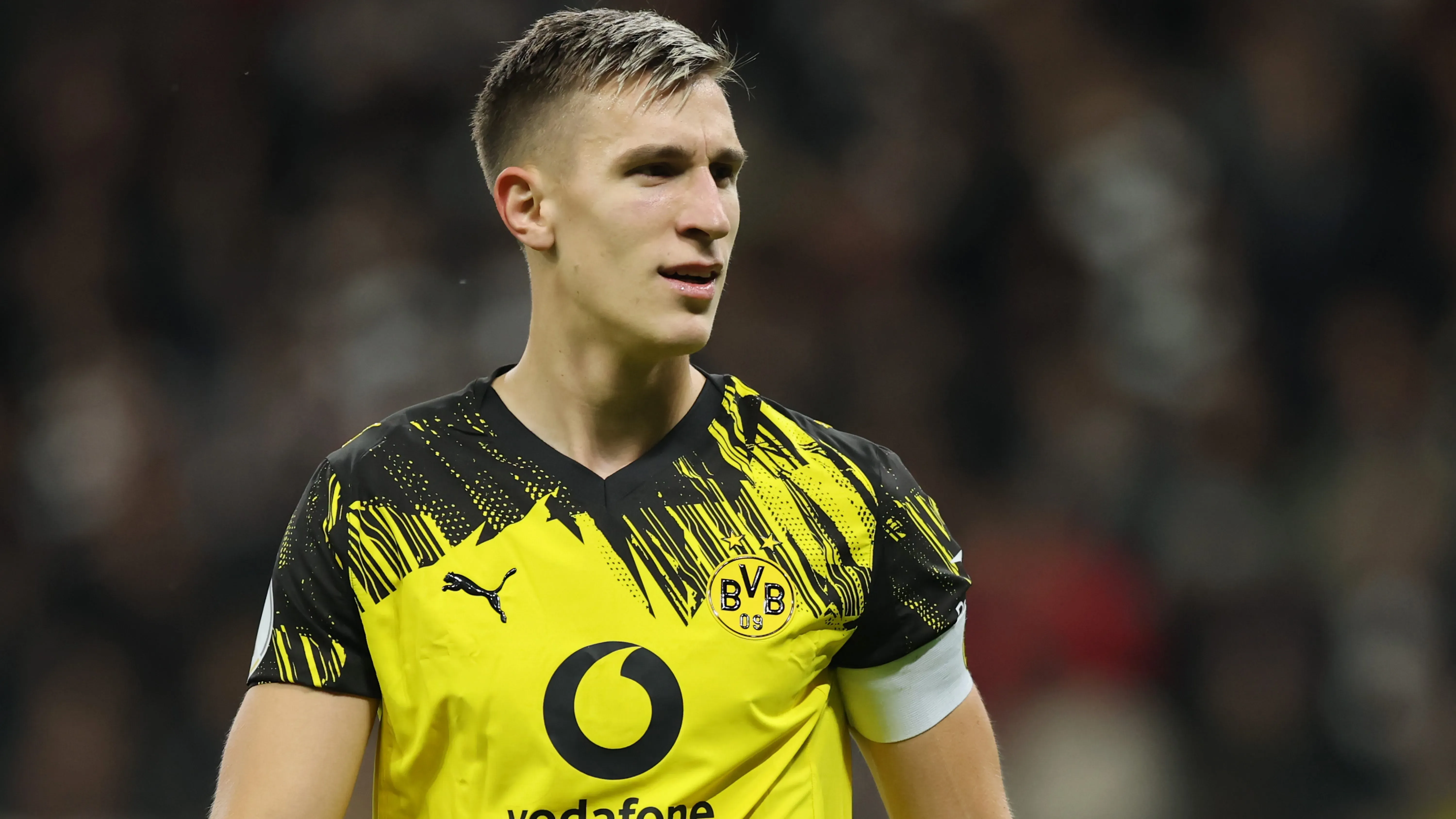 Nico Schlotterbeck em jogo do Borussia Dortmund. Foto: Alex Grimm/Getty Images