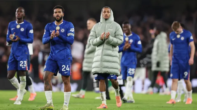 Jogadores do Chelsea, aplaudem os torcedores após partida da Premier League. Foto: Luke Walker/Getty Images