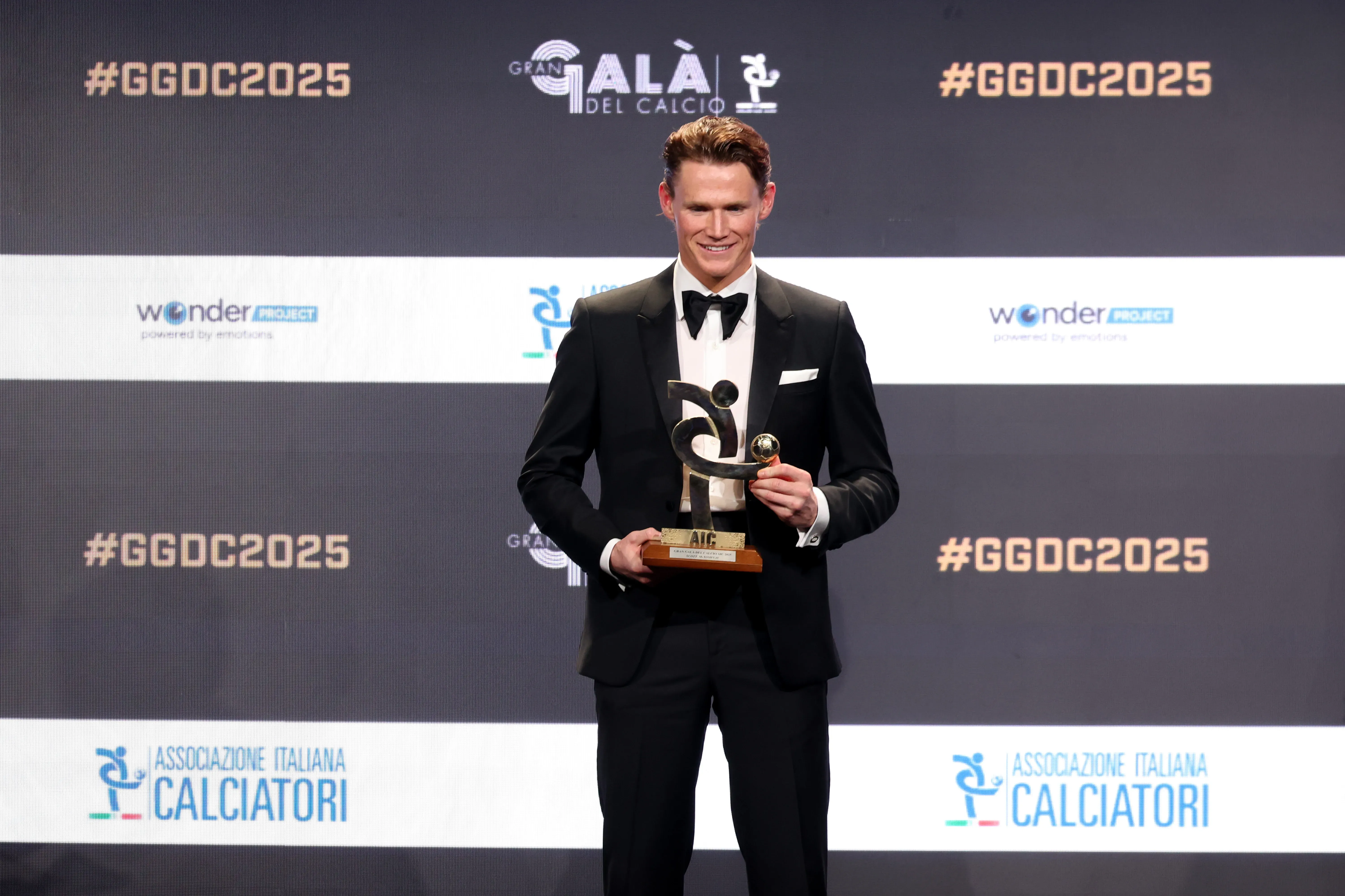 Gran Galà Del Calcio AlC 2025 – Scott McTominay, do SSC Napoli, recebe o prêmio de Melhor Meio-Campista da Temporada 24-25 durante o Gran Galcio AIC 2025, em 1 de dezembro de 2025, em Milão, Itália. (Foto de Sara Cavallini/Getty Images)