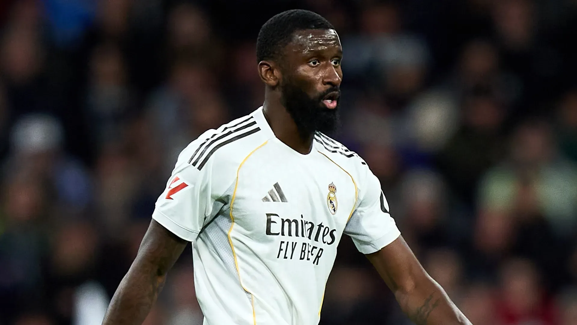 Rüdiger, com uniforme branco, durante jogo do Real Madrid