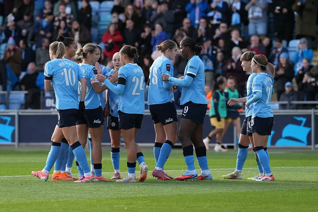 Manchester City vence 10 partidas e perdeu apenas 1 em 11 jogos na WSL - Foto: Kya Banasko/Getty Images